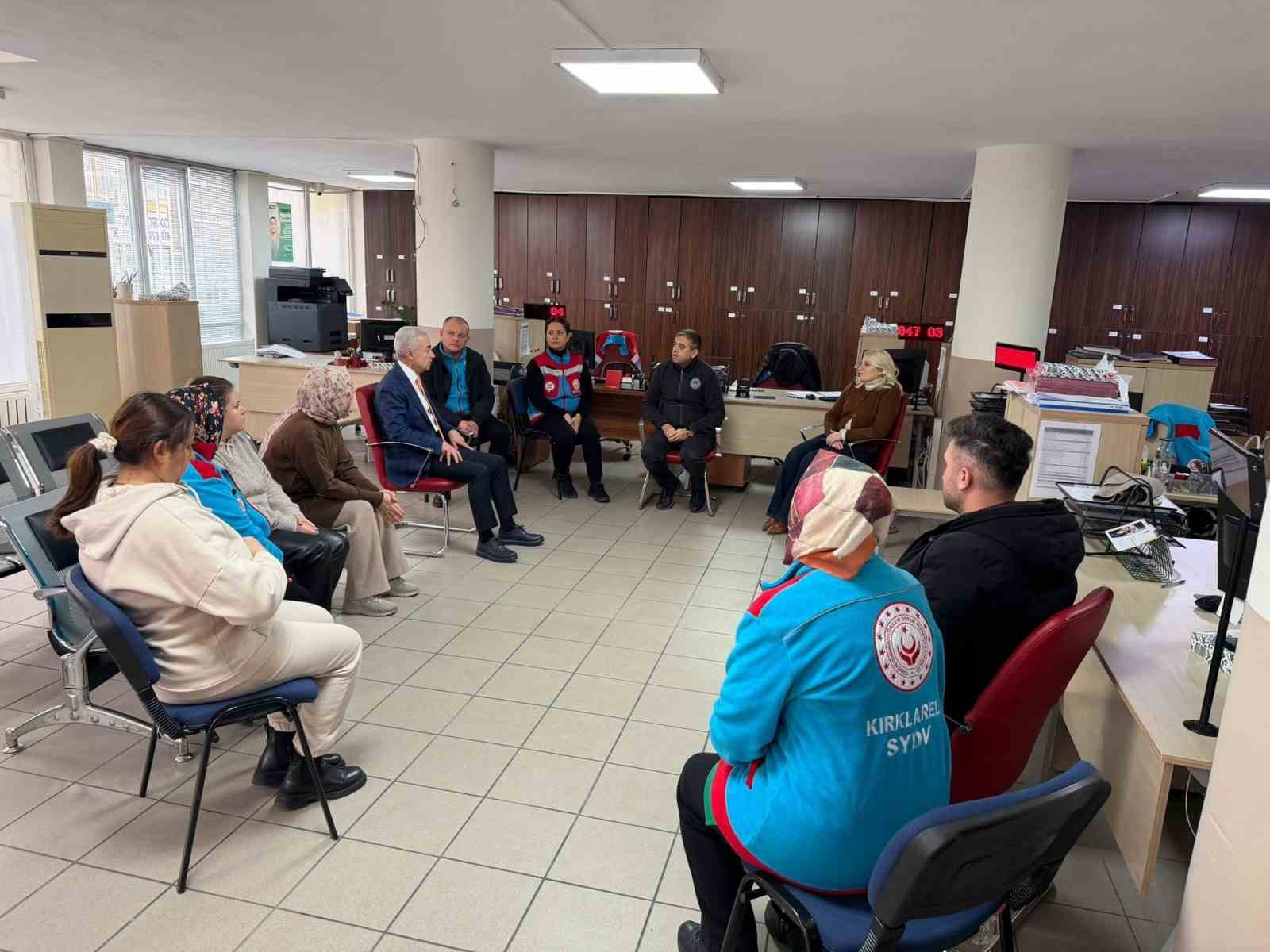 Vali Turan: "İhtiya&ccedil; sahiplerine zamanında ulaştırılan yardımlar toplumsal dayanışmayı g&uuml;&ccedil;lendirir"
