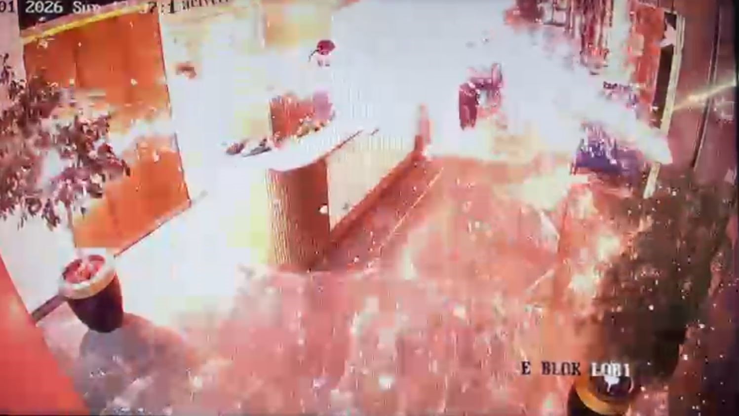 Zeytinburnu’ndaki lüks siteye getirilen kargo paketinin bomba gibi patladığı anların görüntüleri çıktı