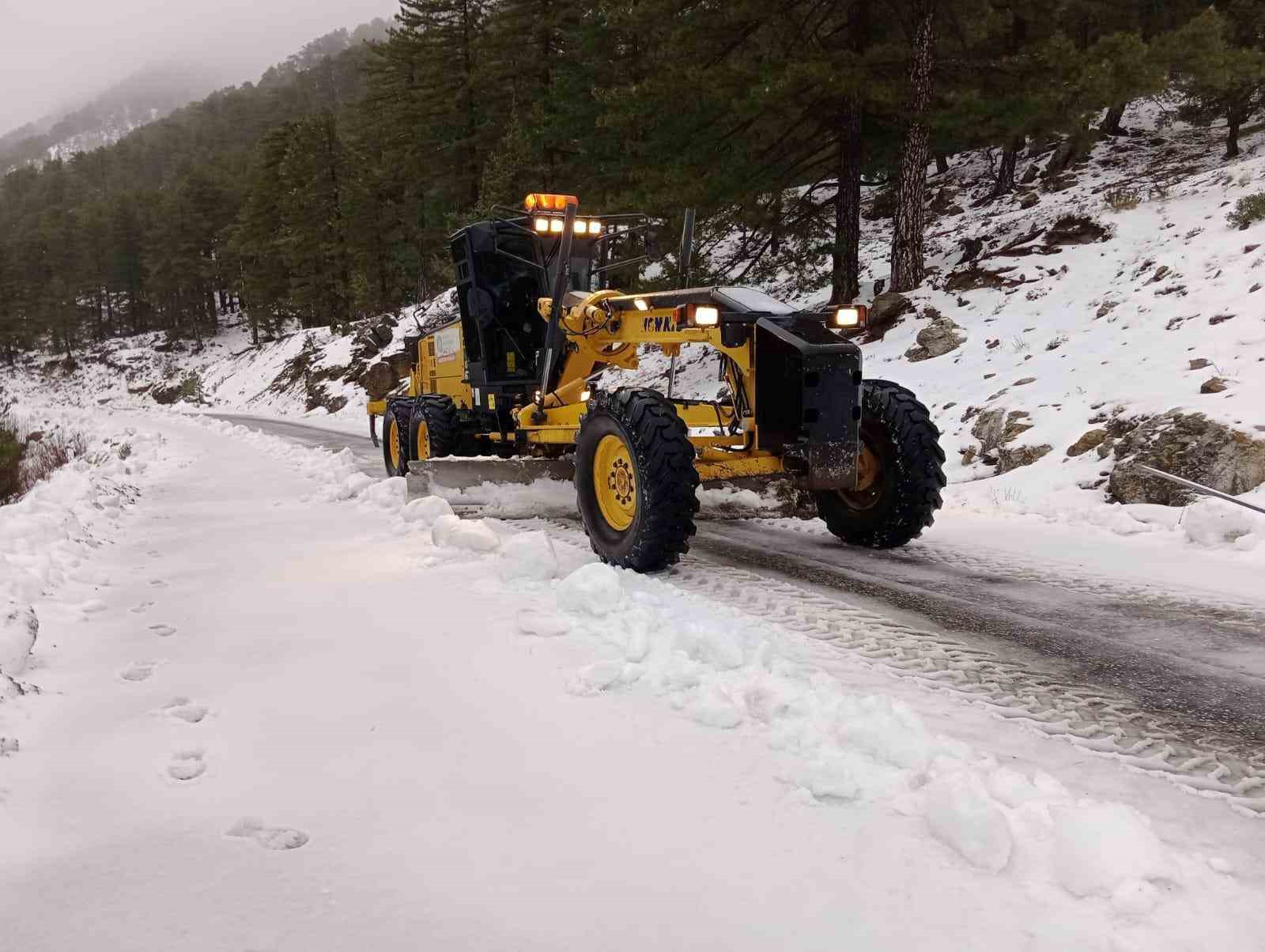 Alanya’nın yüksek kesimlerinde karla mücadele çalışması sürüyor