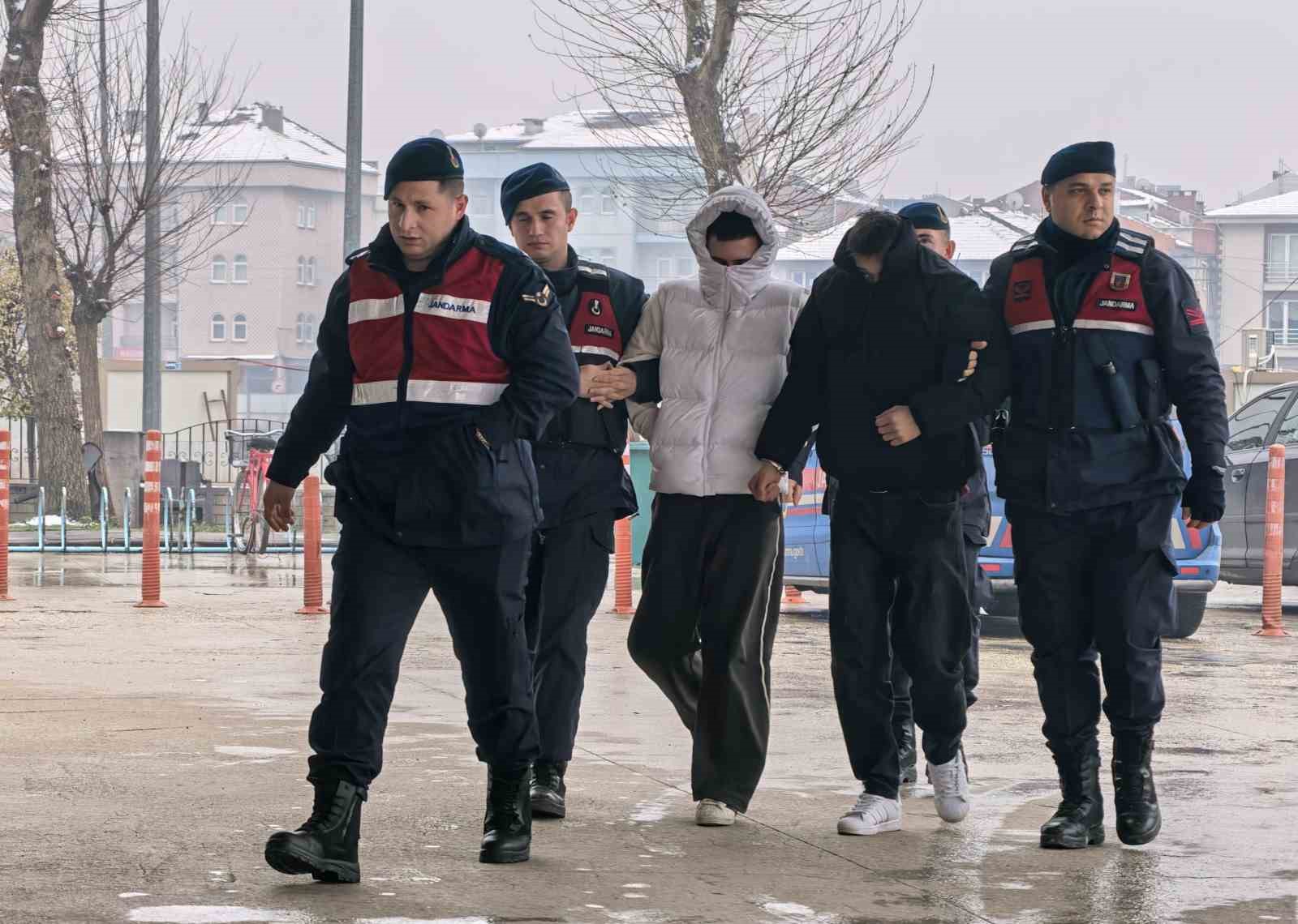 İneg&ouml;l&rsquo;de internet kablolarını &ccedil;alan 2 ş&uuml;pheli tutuklandı
