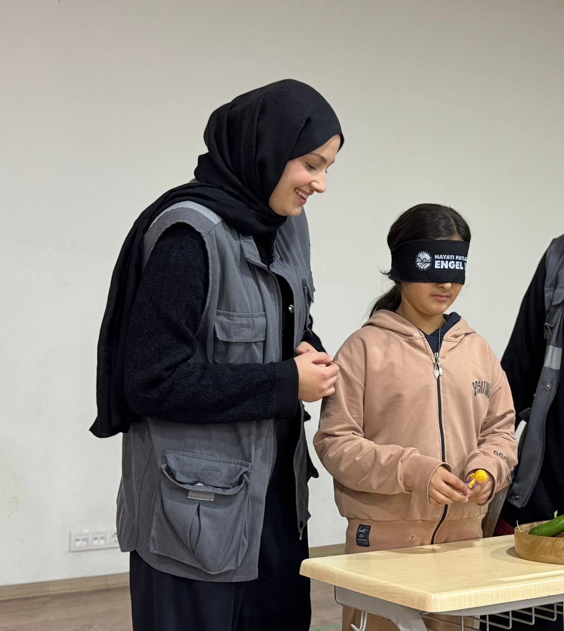 G&ouml;zlerini bağlayıp su doldurdular: &Ouml;ğrencilere &rsquo;Beyaz Baston&rsquo; farkındalığı
