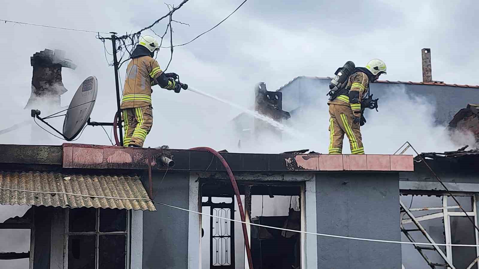 Bursa’da müstakil evde yangın: Dumandan etkilenen yaşlı adam hastaneye kaldırıldı