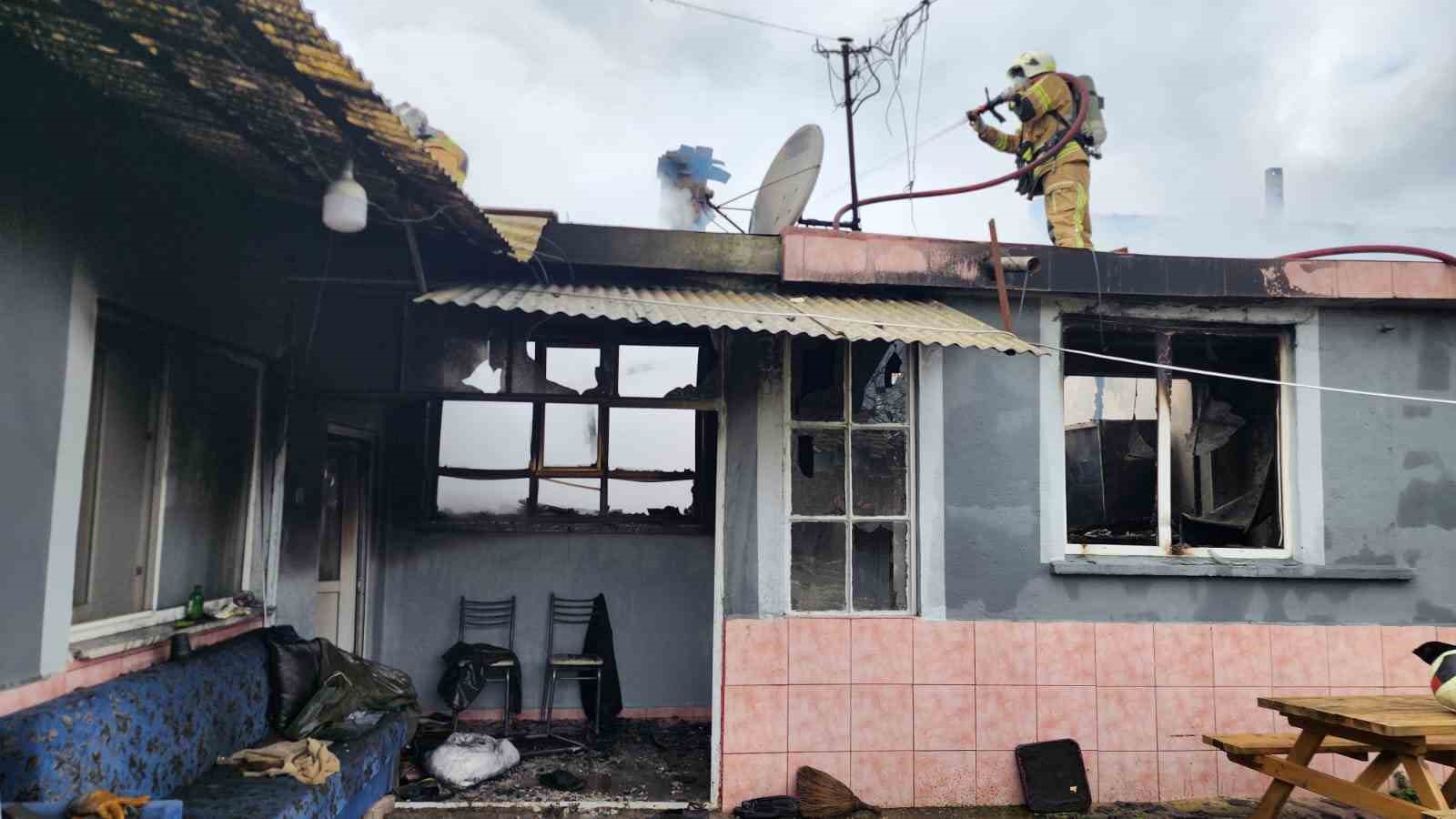 Bursa&rsquo;da m&uuml;stakil evde yangın: Dumandan etkilenen yaşlı adam hastaneye kaldırıldı
