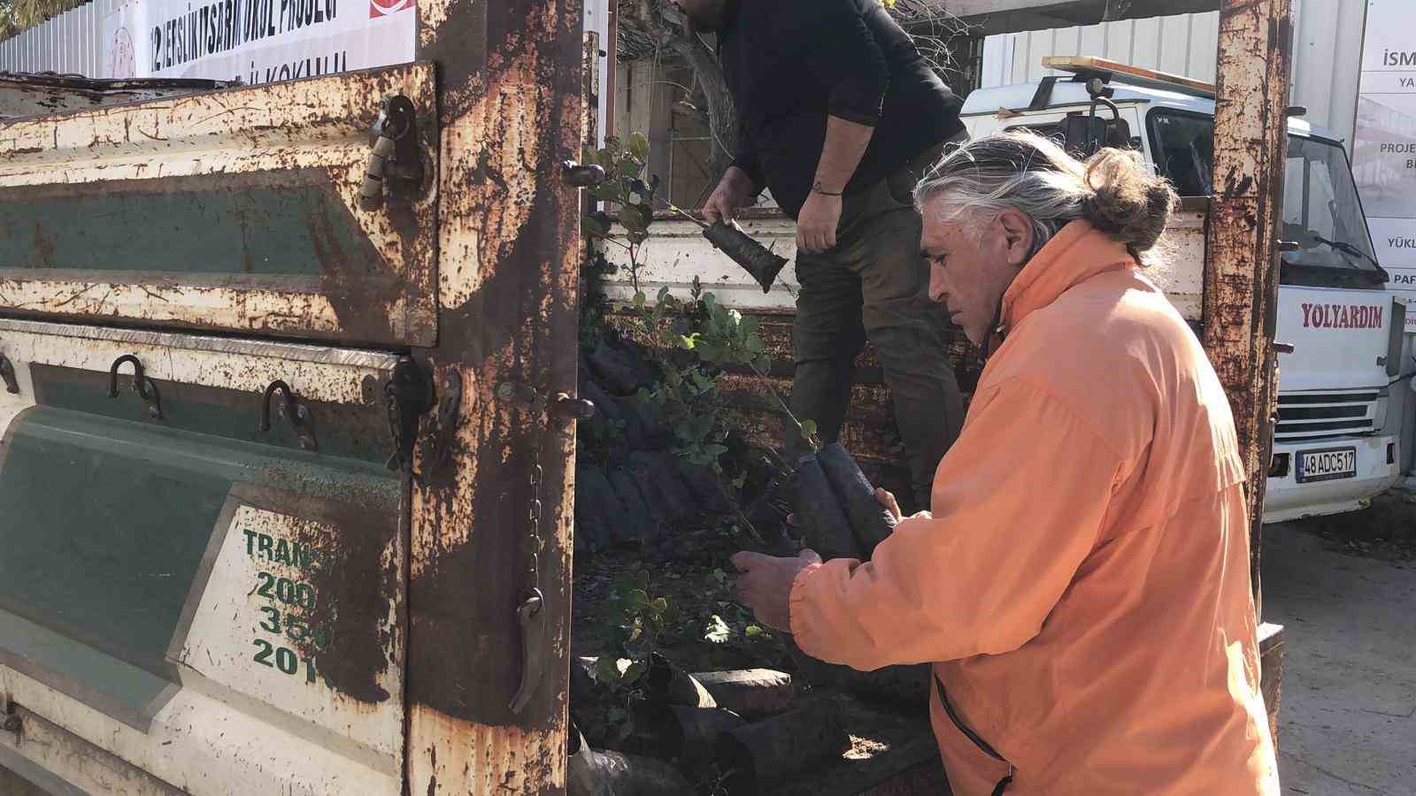 Mahalle muhtarından Dat&ccedil;a&rsquo;ya 2 bin harnup fidanı
