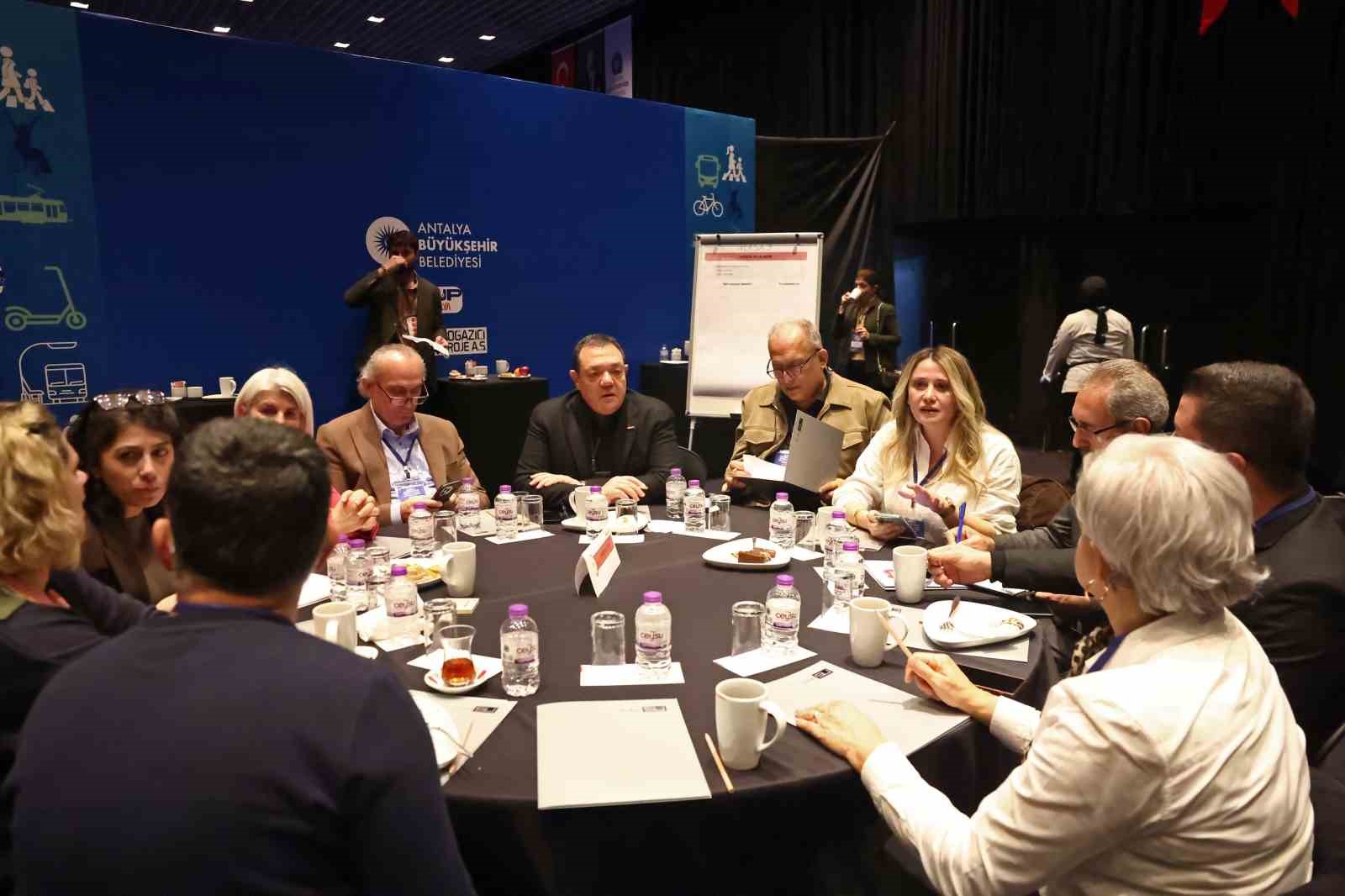 Antalya B&uuml;y&uuml;kşehir Belediye Başkan Vekili &Ouml;zdemir: "G&uuml;n&uuml; değil geleceği kurtaran &ccedil;&ouml;z&uuml;mlere ihtiya&ccedil; var"
