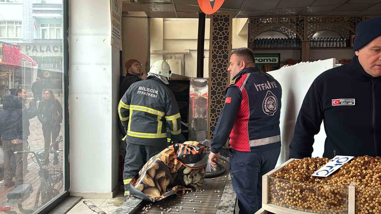 Bilecik&rsquo;te bir kuruyemiş&ccedil;i d&uuml;kkanında yangın &ccedil;ıktı
