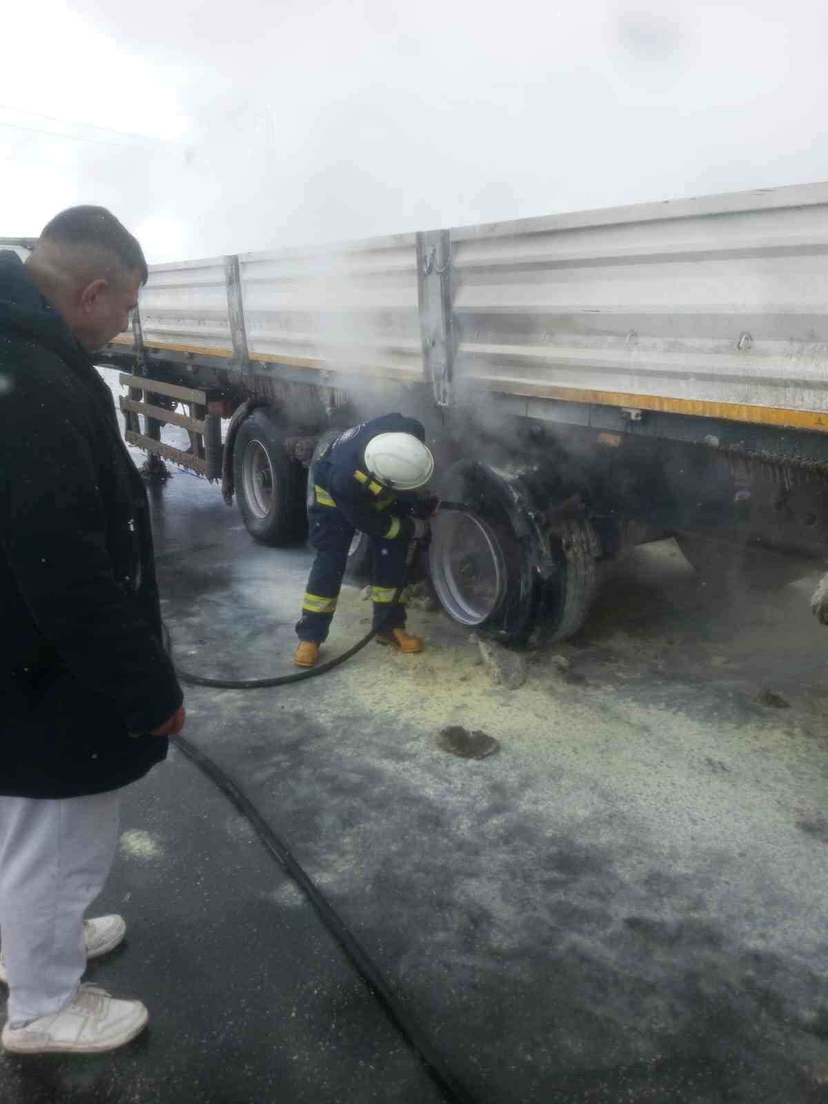Seyir halindeki tırın lastikleri yandı