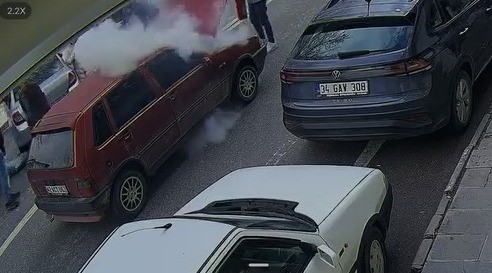 Korkutan ara&ccedil; yangınına esnaftan hızlı m&uuml;dahale
