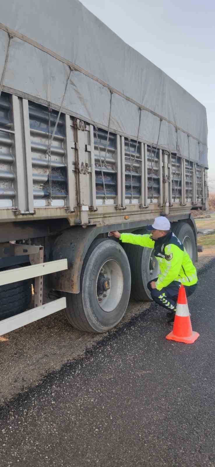 Kastamonu&rsquo;da jandarma ekipleri kış lastiği denetimlerini sıklaştırdı
