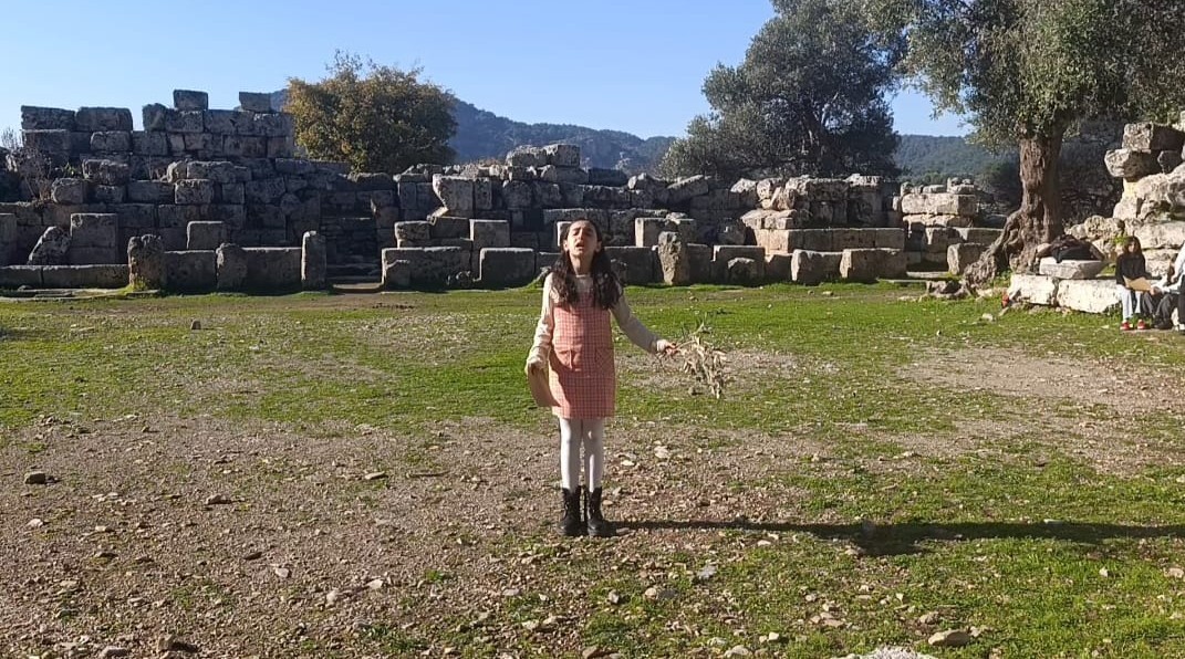 K&ouml;yceğiz Ortaokulu &ouml;ğrencileri Kaunos Antik Tiyatro&rsquo;da şiir okudu
