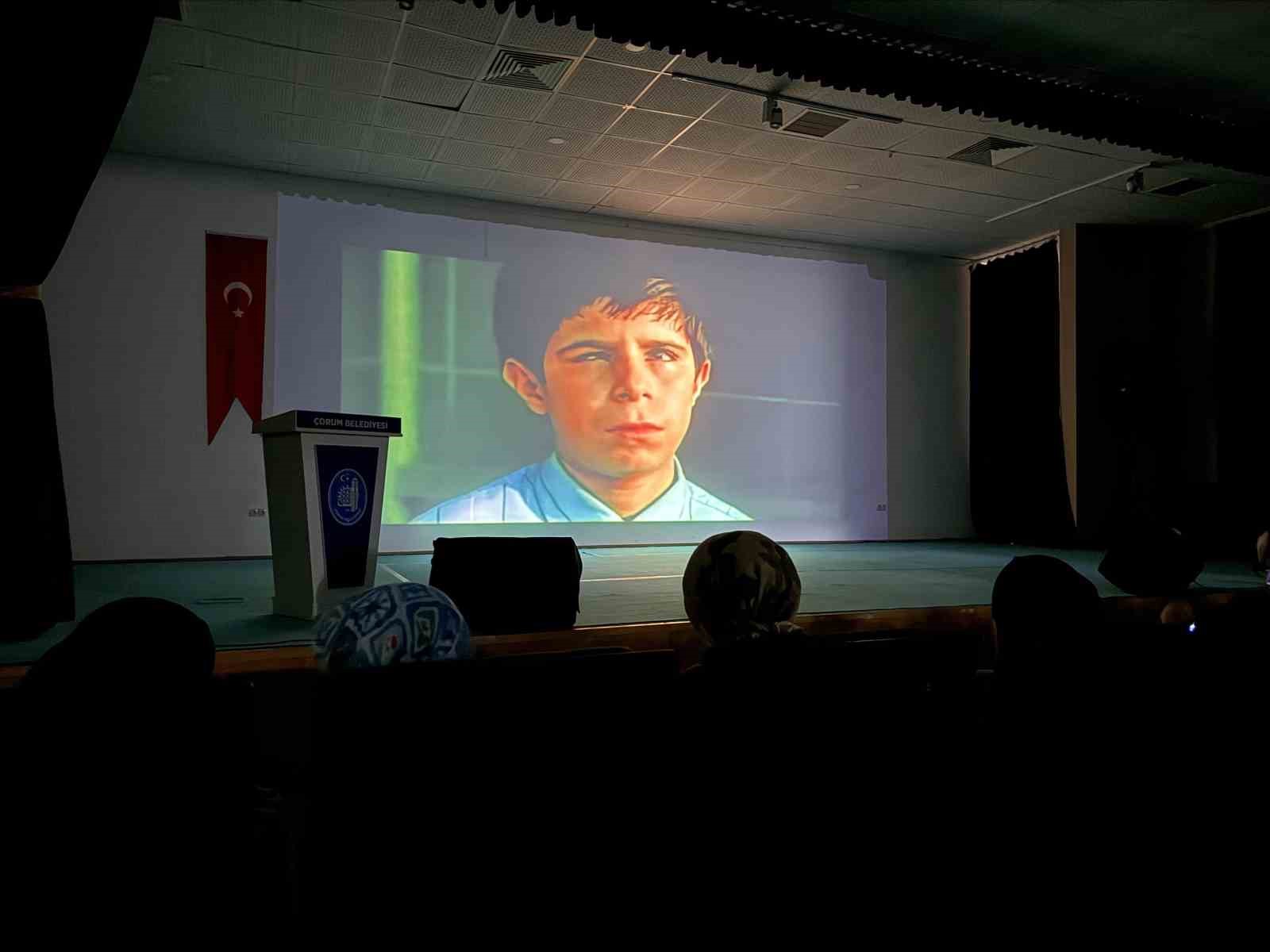 G&ouml;rme g&ouml;rme engelliler i&ccedil;in betimlemeli film g&ouml;sterimi
