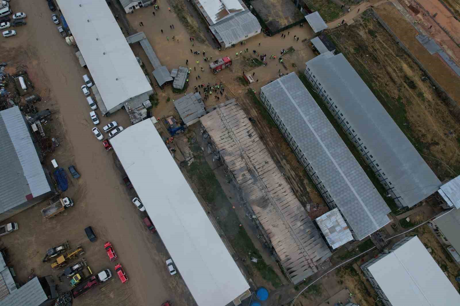 Kentin d&ouml;rt bir yanından g&ouml;r&uuml;len şehir hastanesi yangını kontrol altına alındı
