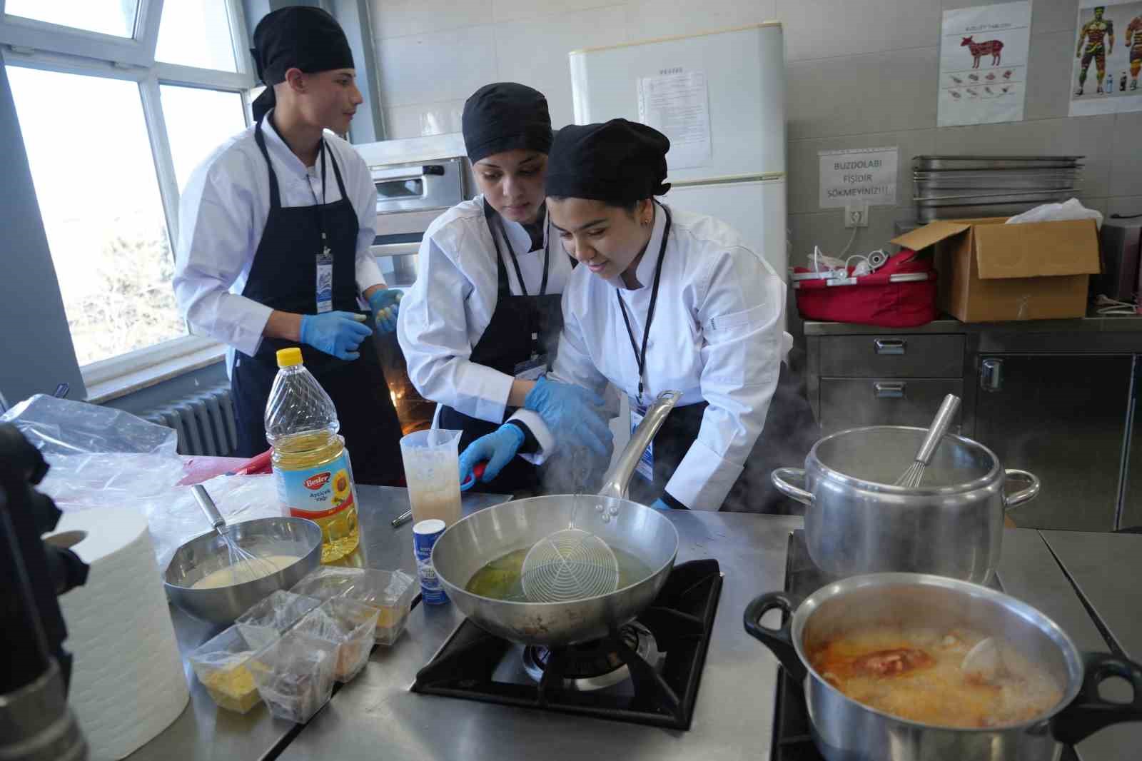 Tencere kaynadı, h&uuml;nerler konuştu: Liseli şefler Samsun&rsquo;da yarıştı
