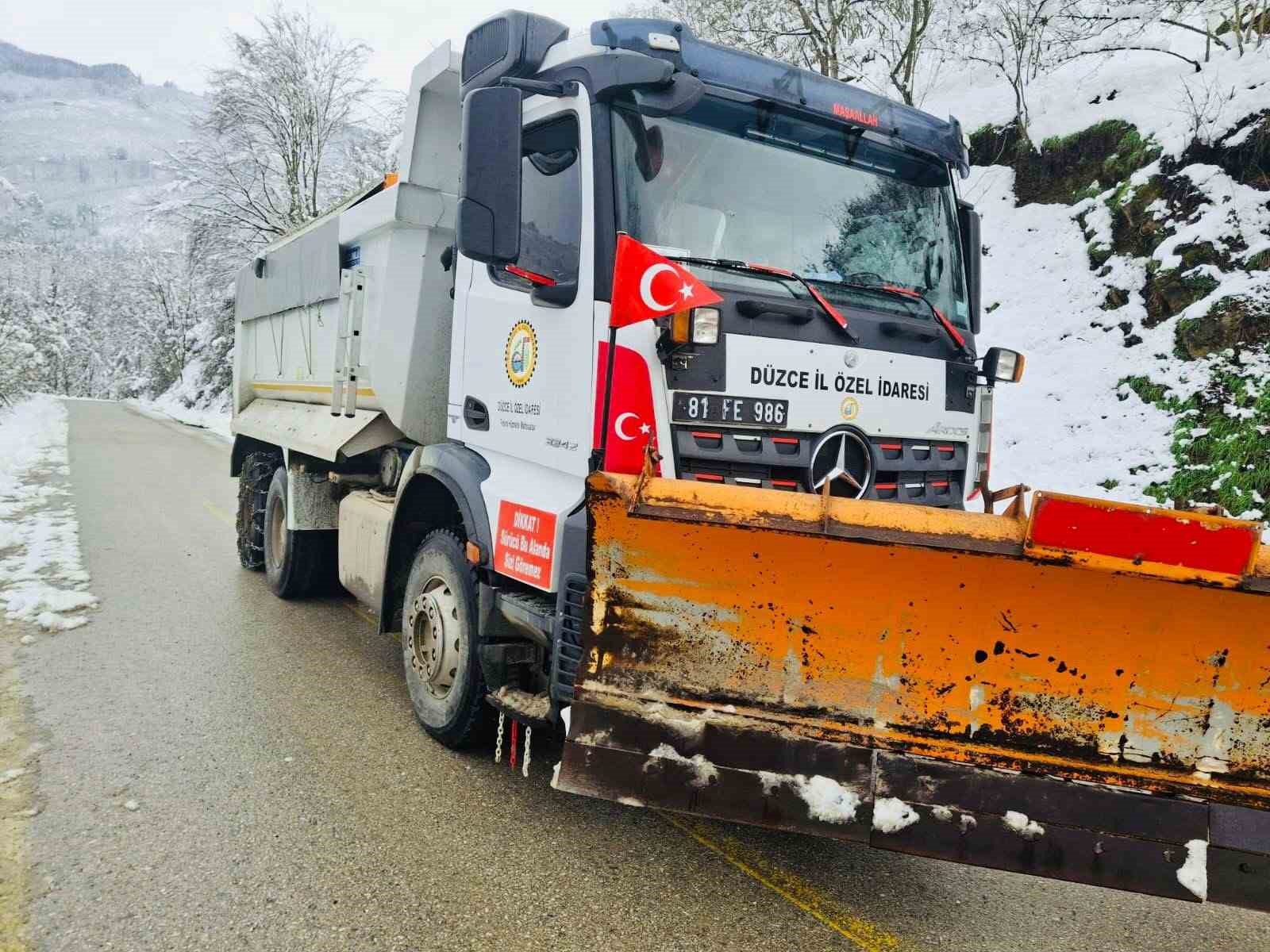 K&ouml;y yollarında tuzlama &ccedil;alışmaları s&uuml;r&uuml;yor
