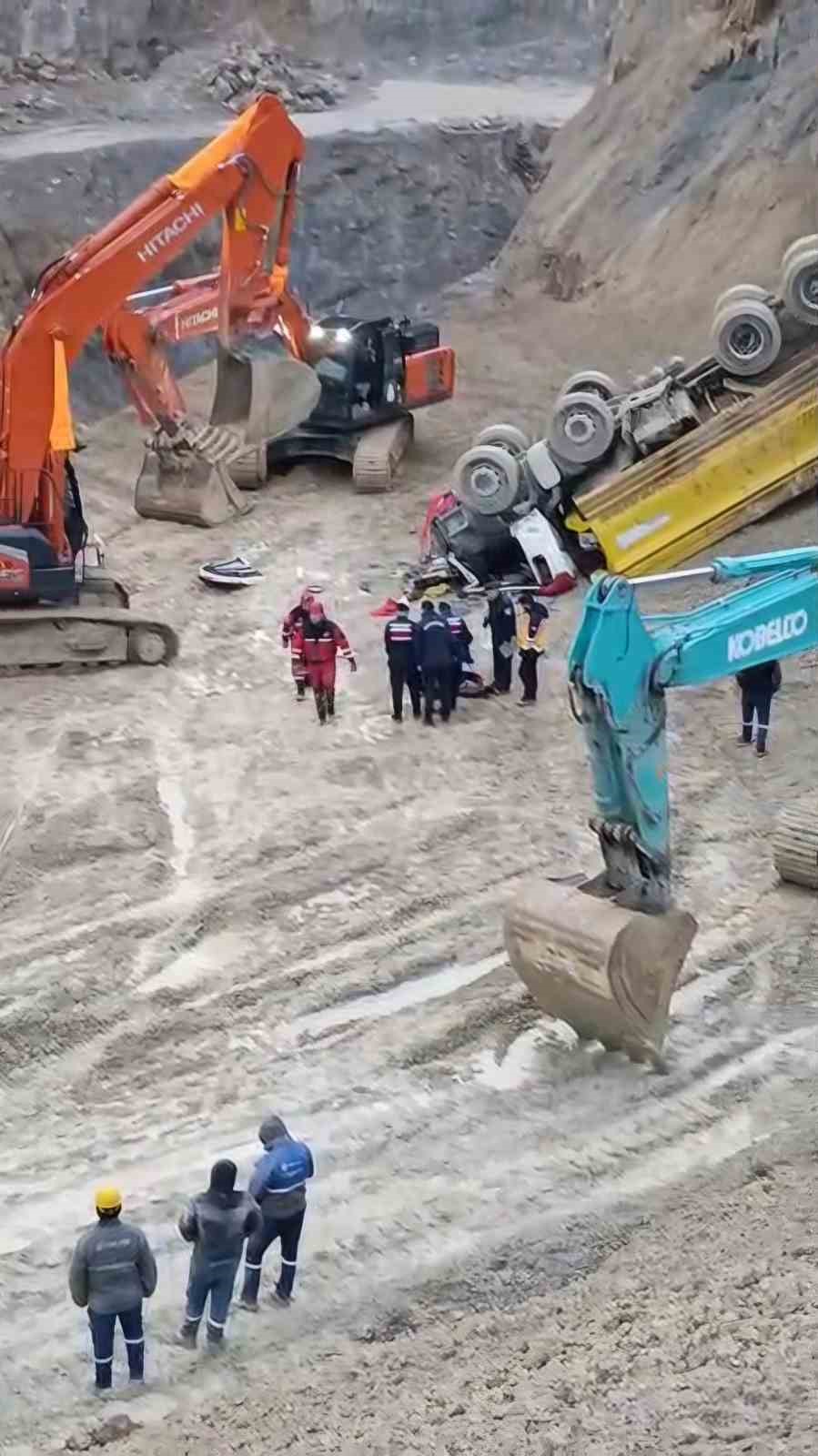 Taş ocağında u&ccedil;uruma yuvarlanan kamyonun s&uuml;r&uuml;c&uuml;s&uuml; hayatını kaybetti
