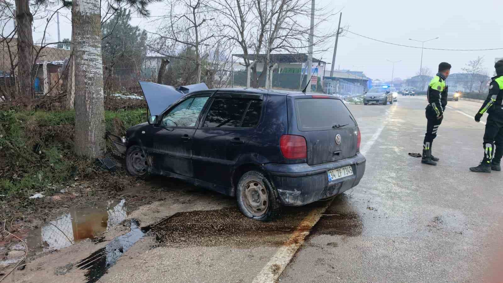 İneg&ouml;l&rsquo;de kontrolden &ccedil;ıkan otomobil kaldırıma ve ağaca &ccedil;arptı: 2 yaralı
