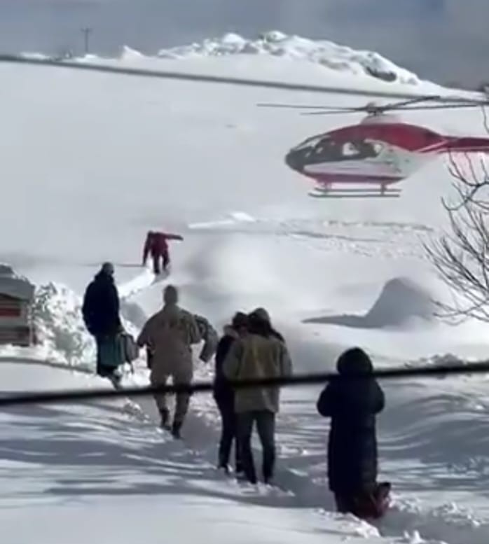 Yolu kapalı mahallede hastalanan bebek, helikopterle hastaneye ulaştırıldı