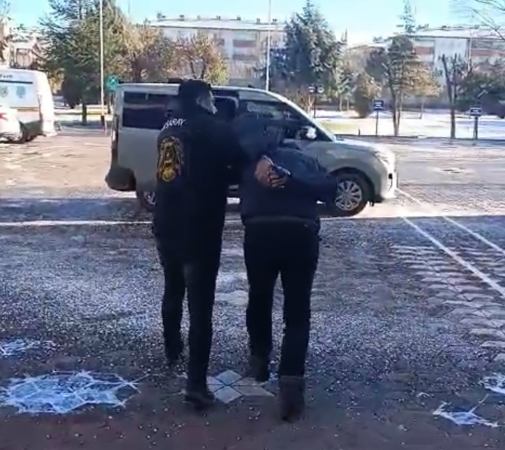 &Uuml;&ccedil; evi soydu, 13 kilometrelik alanda 90 kamera incelenerek yakalandı
