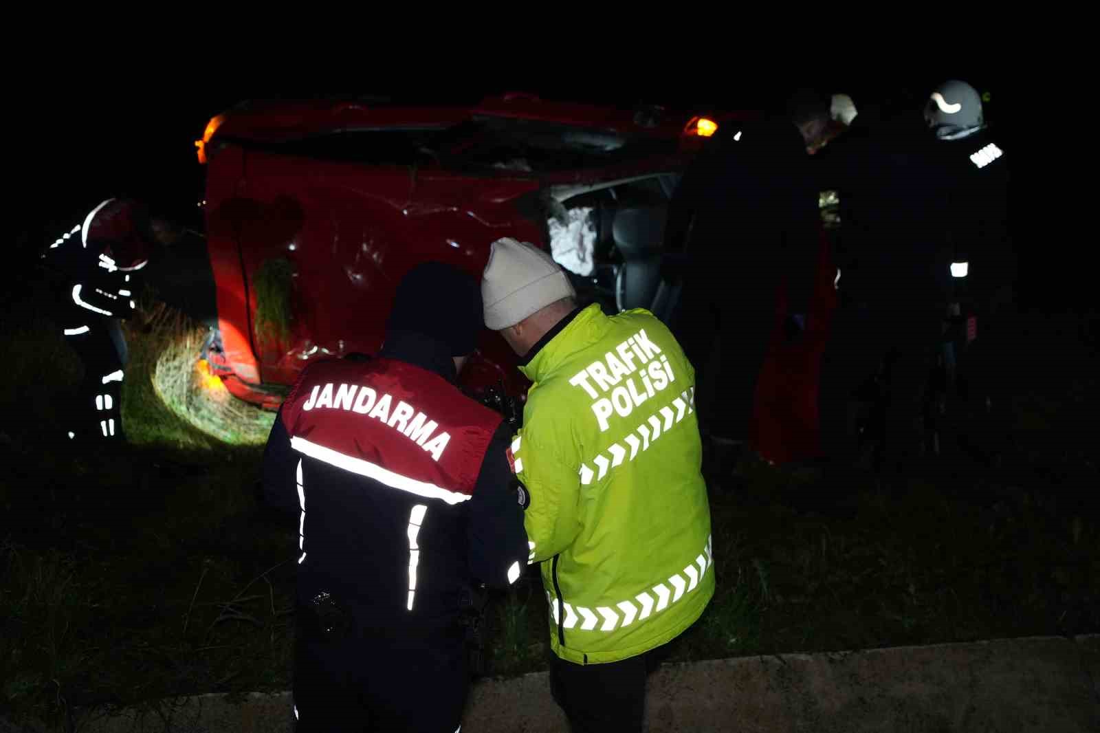 Edirne&rsquo;de otomobil takla attı: 1&rsquo;i ağır 2 yaralı
