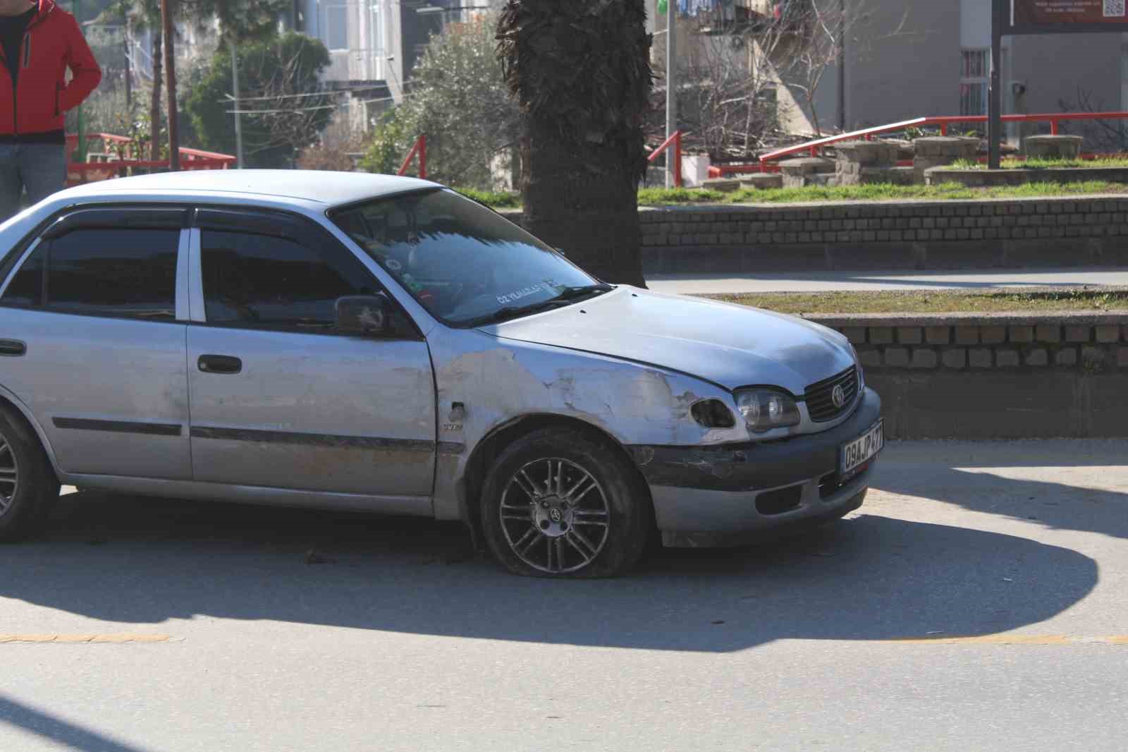 Minib&uuml;s ile otomobil &ccedil;arpıştı: 1 yaralı
