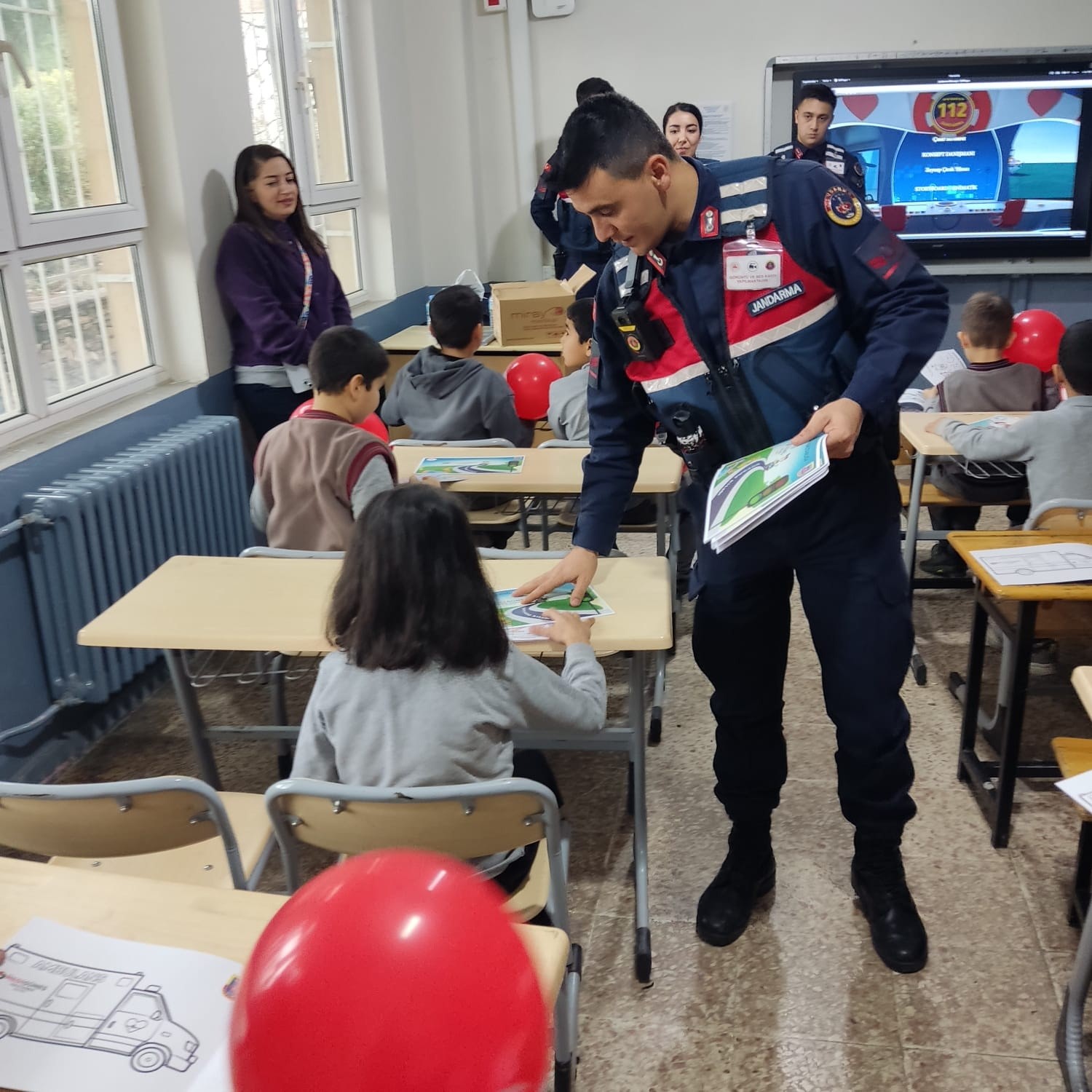Salihli&rsquo;de minik &ouml;ğrenciler jandarmayı yakından tanıdı
