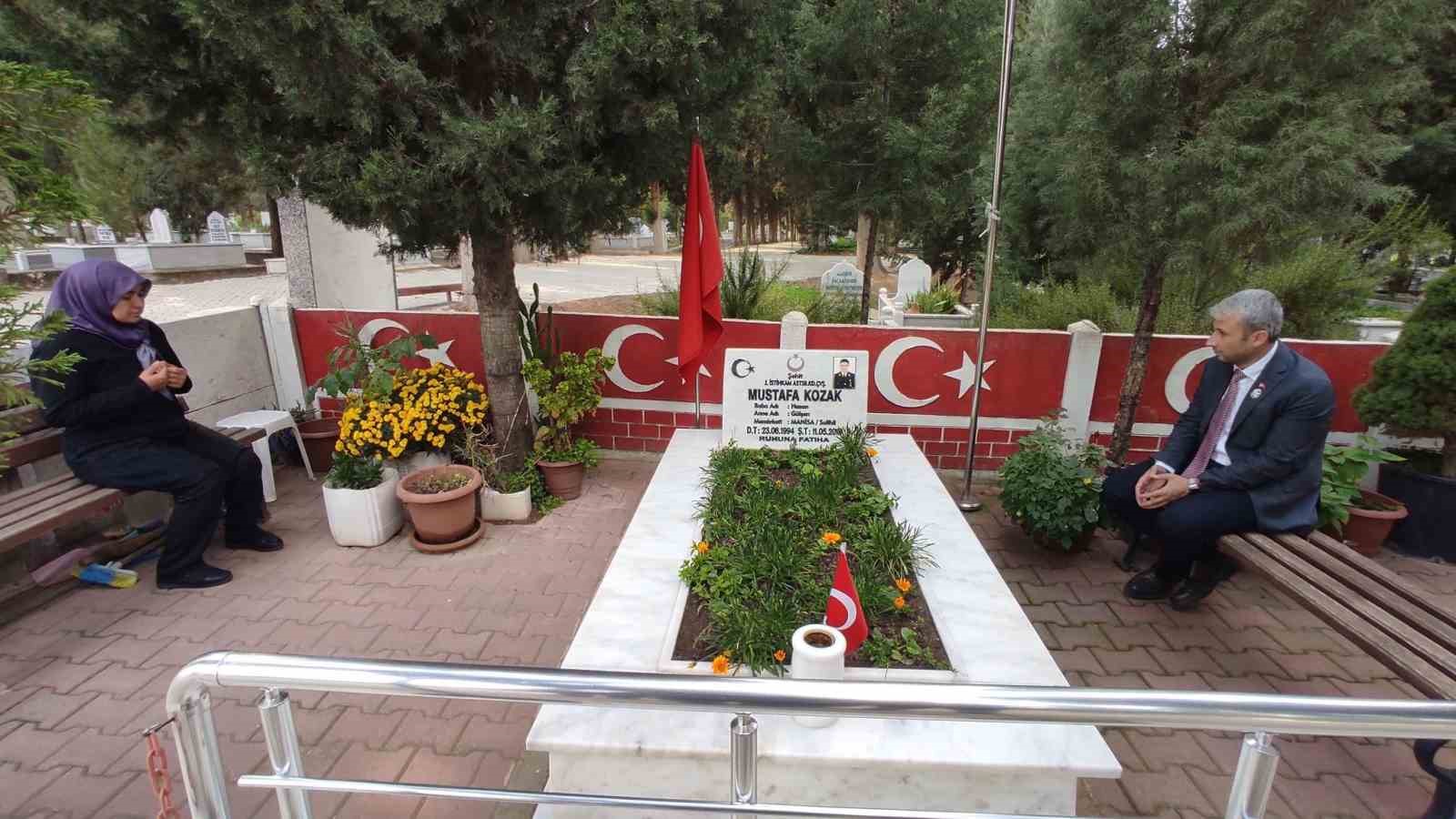 Şehit Mustafa Kozak&rsquo;ın annesi G&uuml;lşen Kozak&rsquo;ı duygulandıran ziyaret
