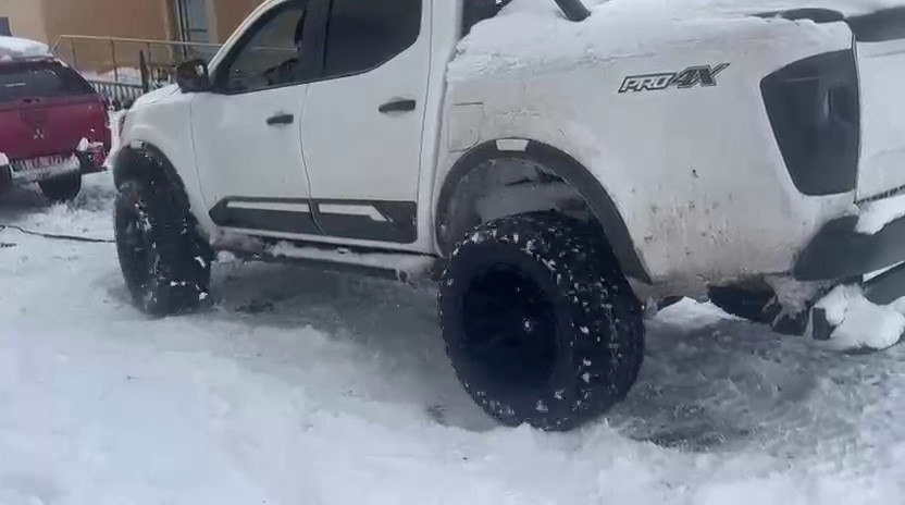 Ardahan&rsquo;da buz tutan yolda ara&ccedil;lar ilerleyemedi
