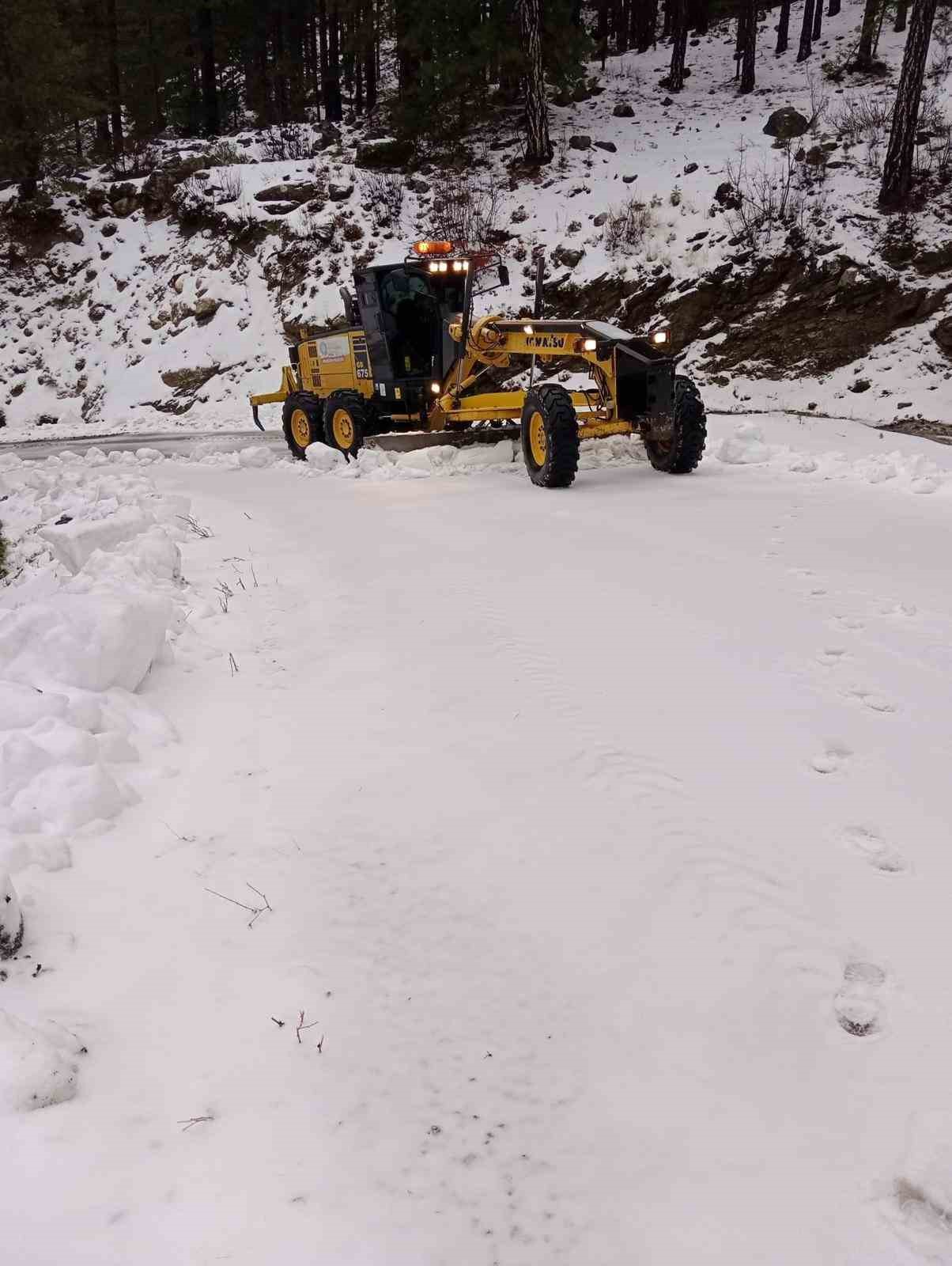 Alanya’nın yüksek kesimlerinde karla mücadele çalışması sürüyor