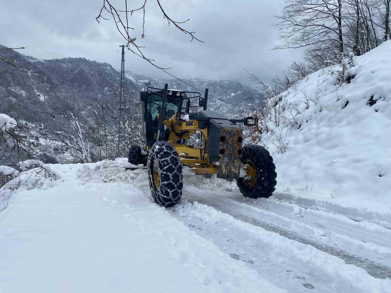 Trabzon’da kar yağışı nedeniyle kapanan mahalle yolları ulaşıma açılıyor