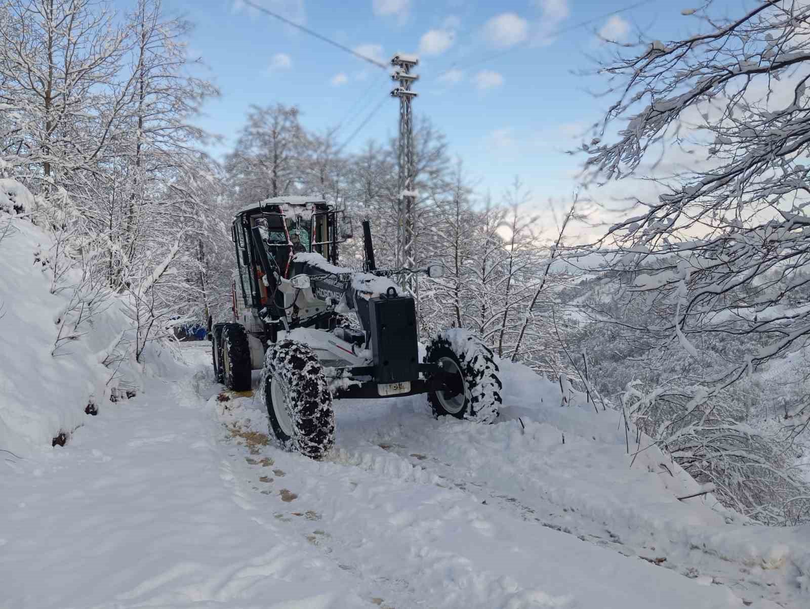 Trabzon&rsquo;da kar yağışı nedeniyle kapanan mahalle yolları ulaşıma a&ccedil;ılıyor
