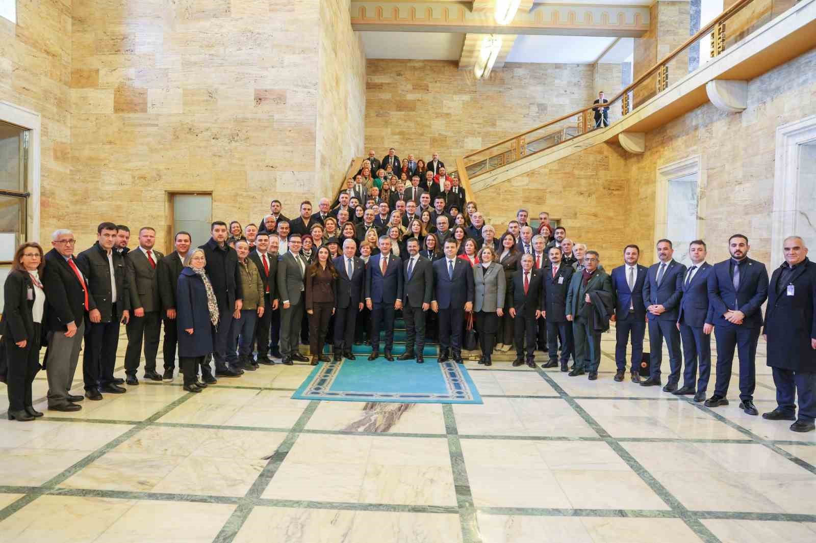 Nil&uuml;fer&rsquo;in yatırımlarına CHP Genel Başkanı &Ouml;zel&rsquo;den temel atma s&ouml;z&uuml;
