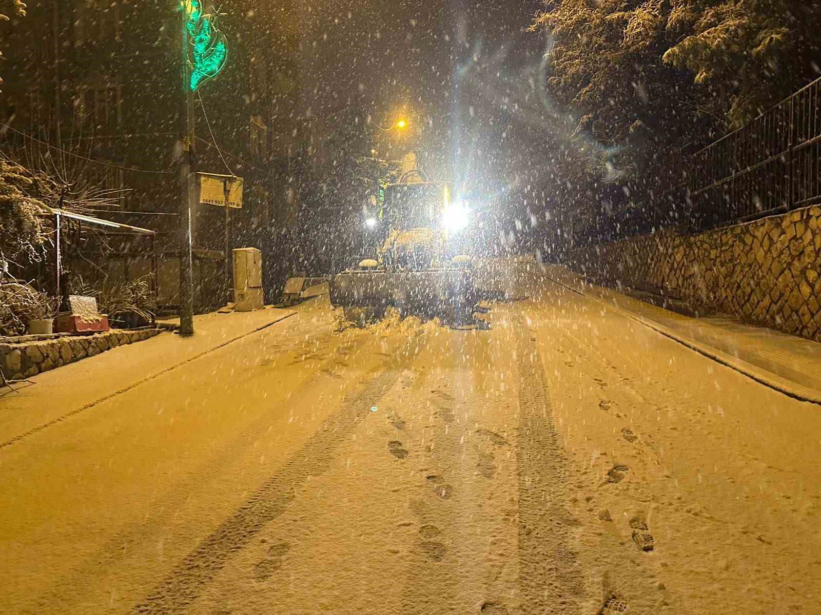 Yoğun kar Mardin&rsquo;i beyaza b&uuml;r&uuml;d&uuml;
