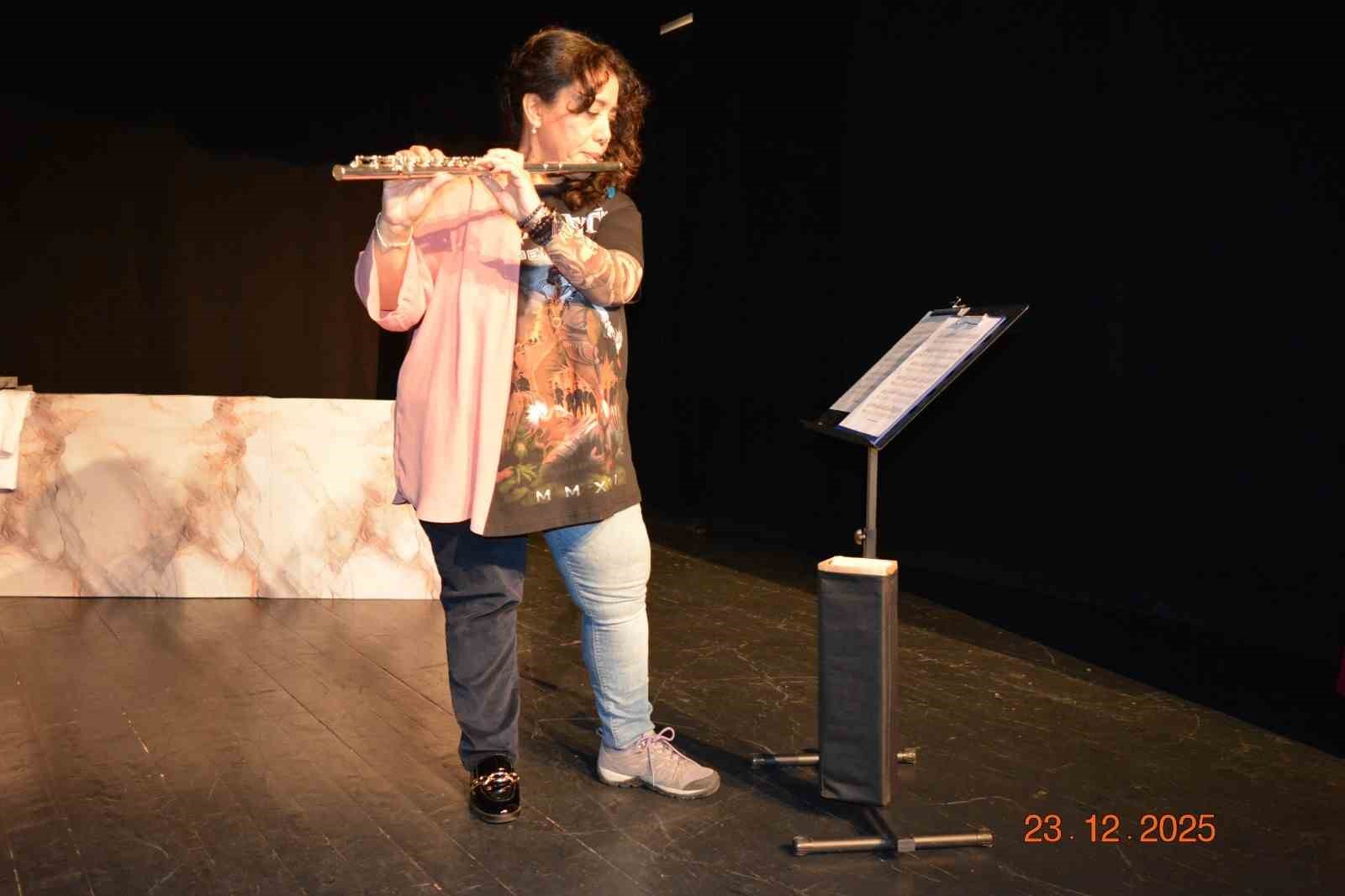 55 yaşında Biyologluğu bırakıp tiyatrocu oldu