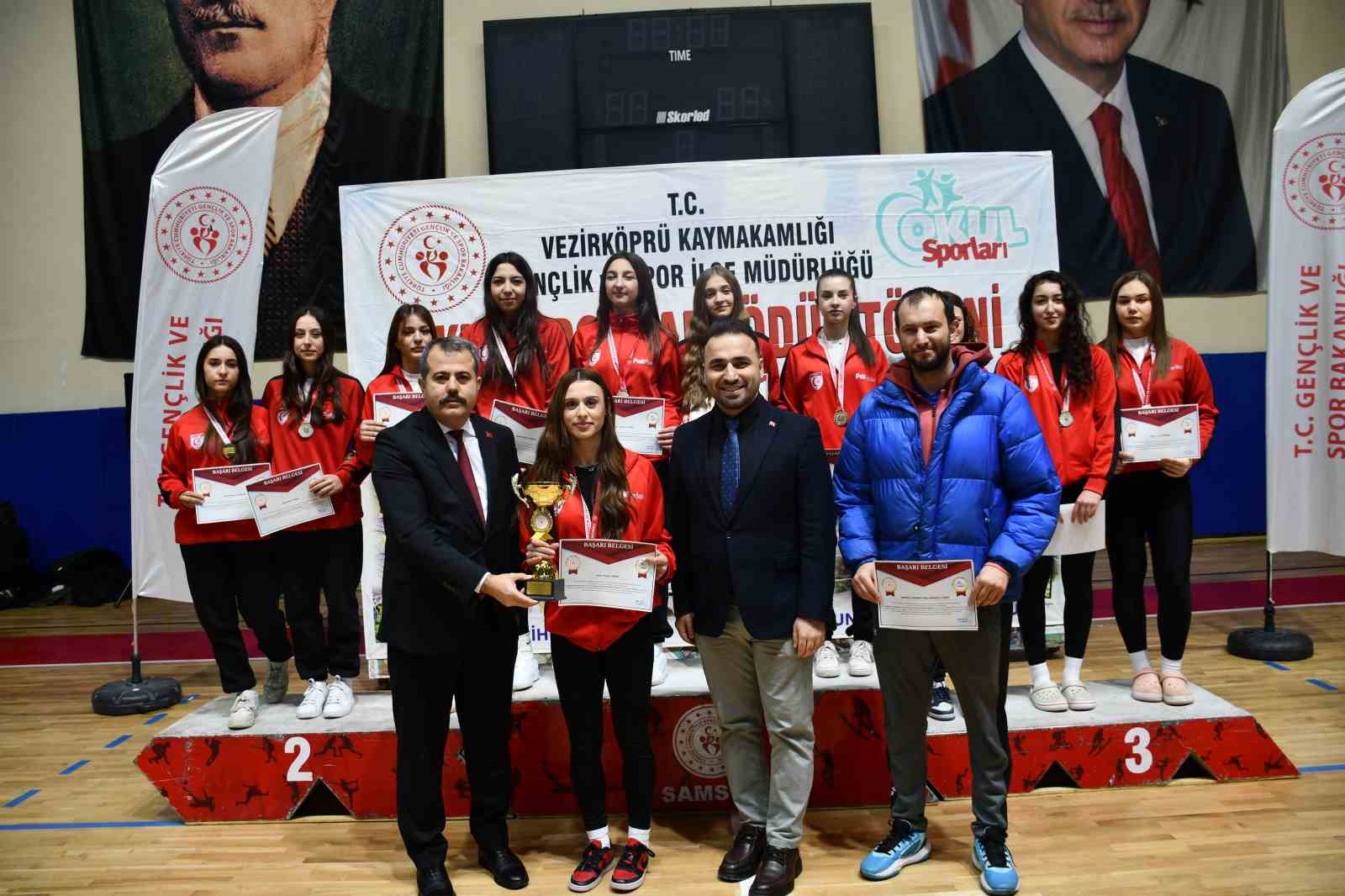 Vezirk&ouml;pr&uuml;&rsquo;de okul sporlarında &ouml;d&uuml;l heyecanı
