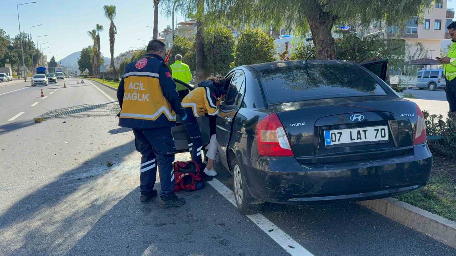 Antalya&rsquo;da otomobil ref&uuml;jdeki ağaca &ccedil;arptı: 2 yaralı
