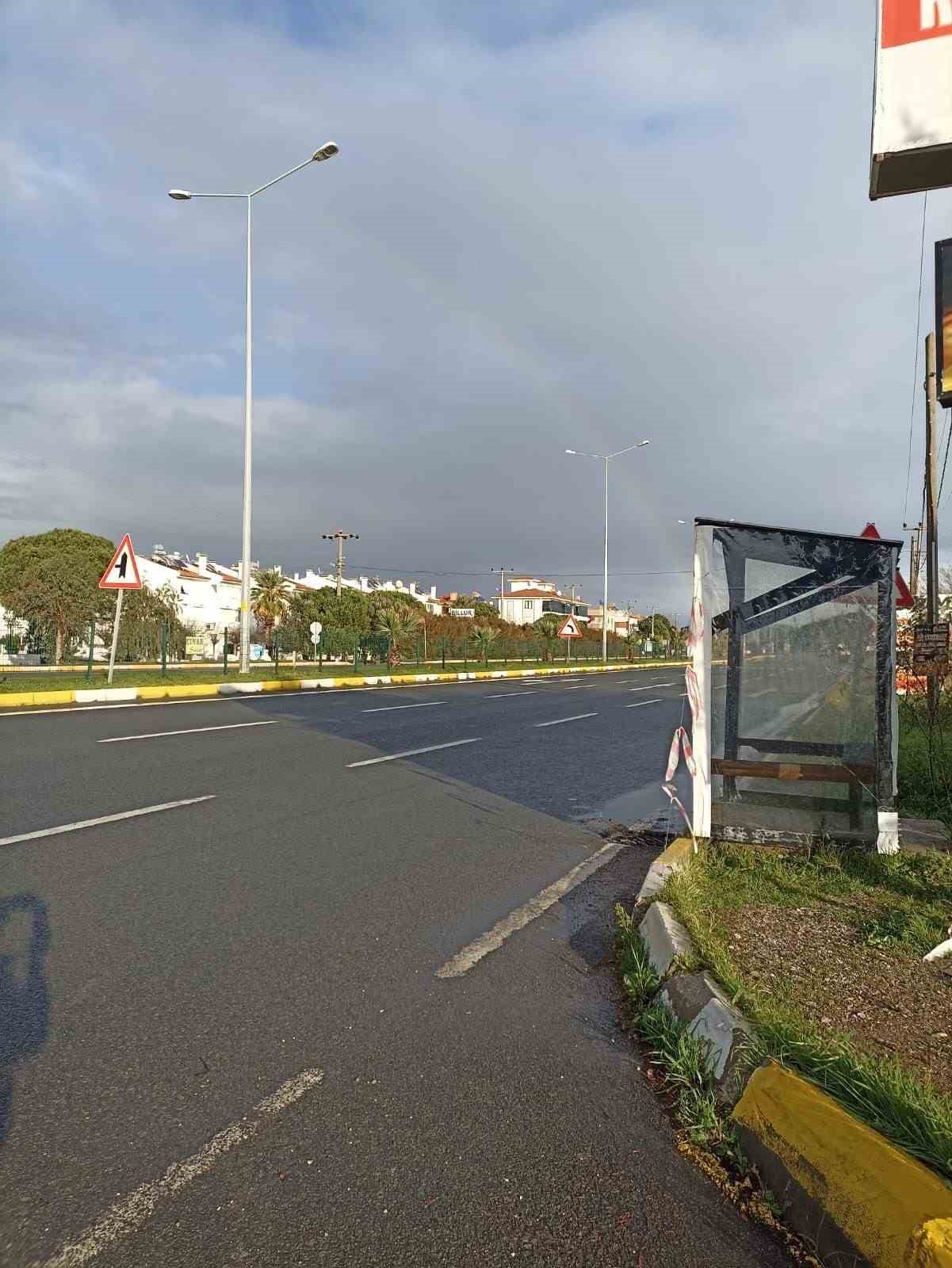 Edremit&rsquo;te bir babanın kızı ıslanmasın diye yaptığı durak belediyeyi harekete ge&ccedil;irdi 