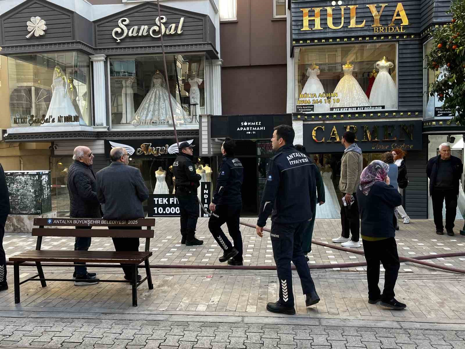 Apartman dairesinde &ccedil;ıkan yangın korkuttu
