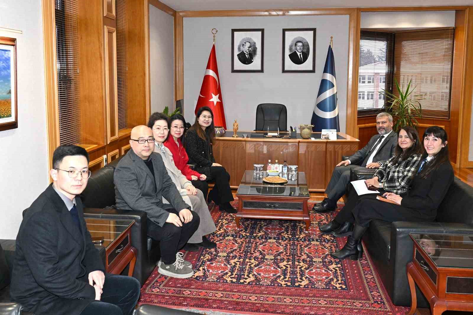 &Ccedil;inli heyet Anadolu &Uuml;niversitesi Rekt&ouml;r&uuml; Adıg&uuml;zel ile buluştu
