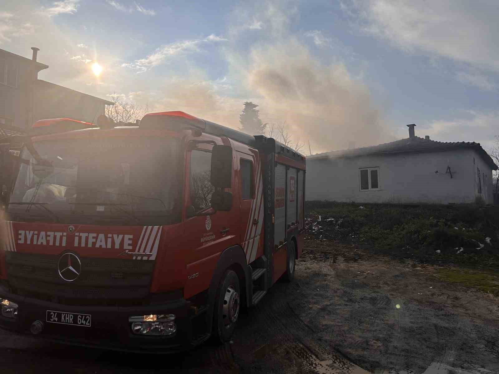 Beykoz&rsquo;da gecekonduda yangın paniği: Odunluk ve &ccedil;atı zarar g&ouml;rd&uuml;
