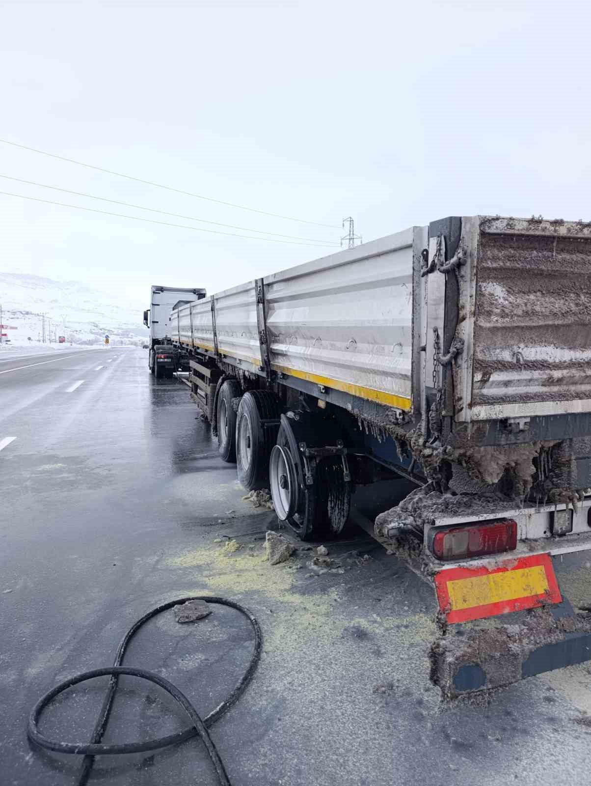 Seyir halindeki tırın lastikleri yandı
