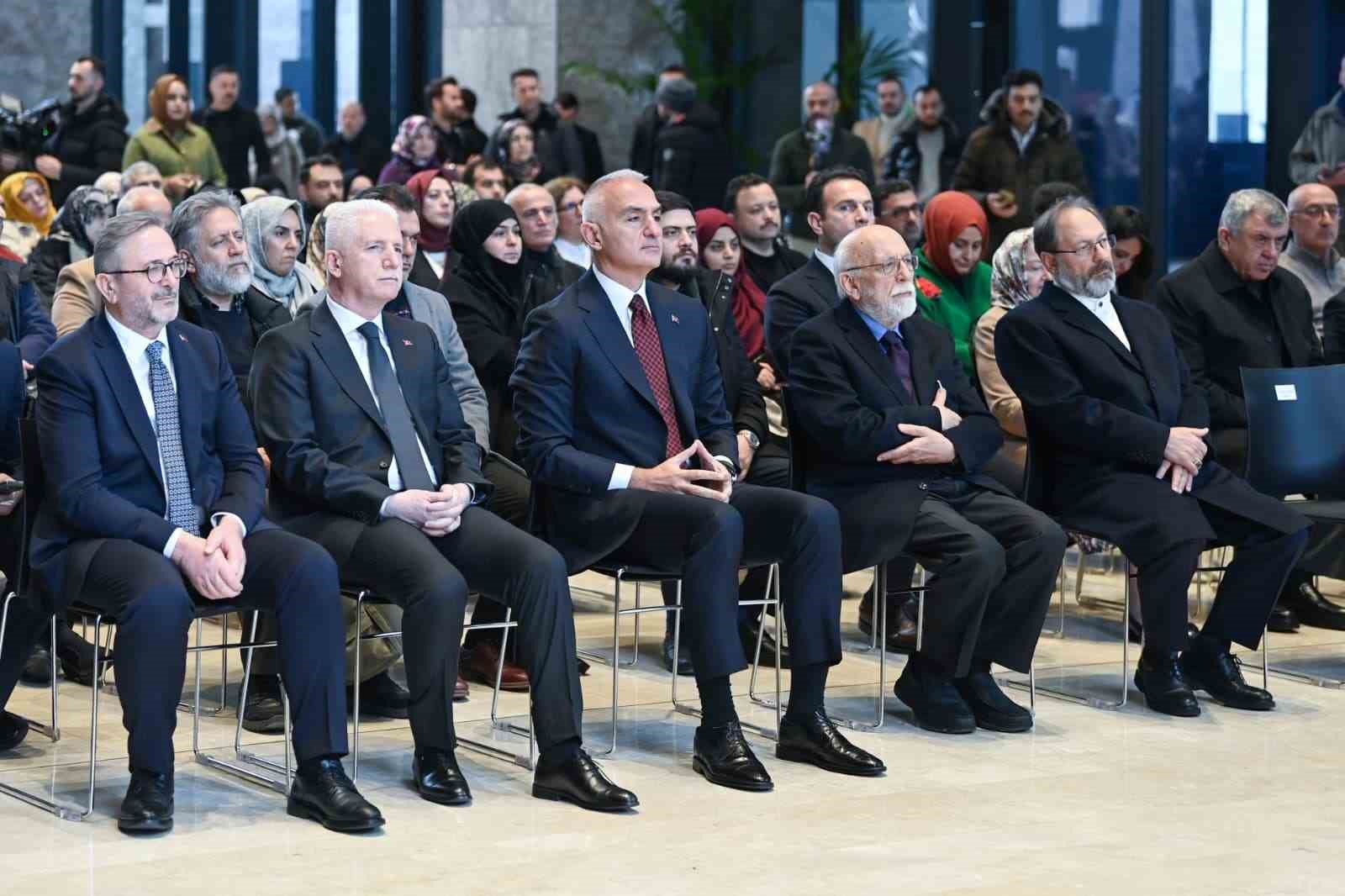 K&uuml;lt&uuml;r ve Turizm Bakanı Ersoy: "&Ouml;zenle &ccedil;alıştık, en gelişmiş baskı tekniklerini kullandık"
