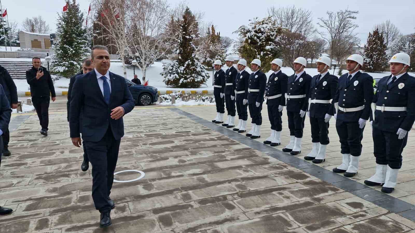 Karaman Valisi Hayrettin &Ccedil;i&ccedil;ek g&ouml;revine başladı
