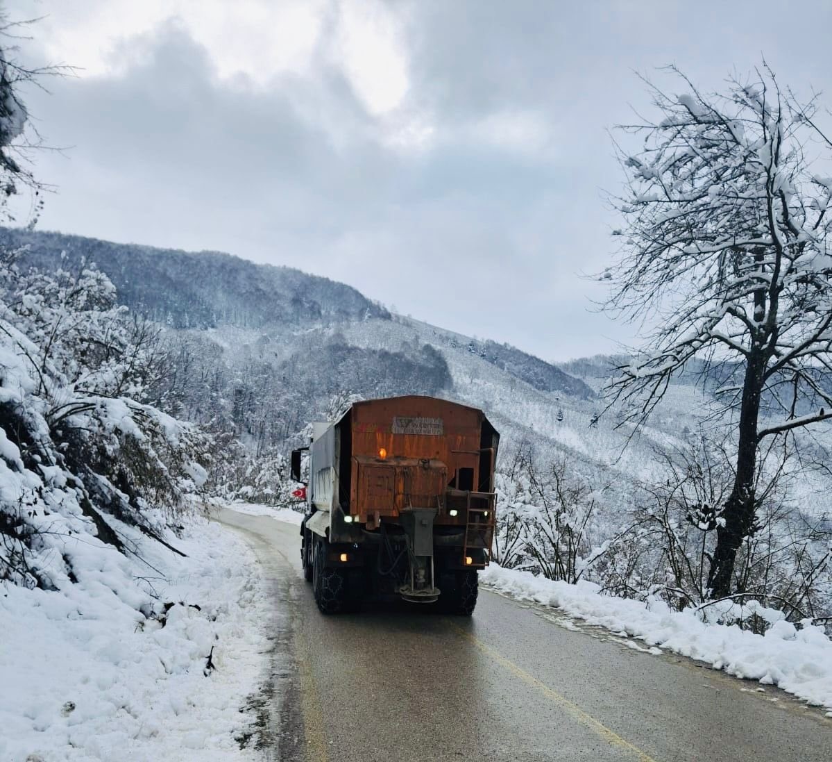 Köy yollarında tuzlama çalışmaları sürüyor