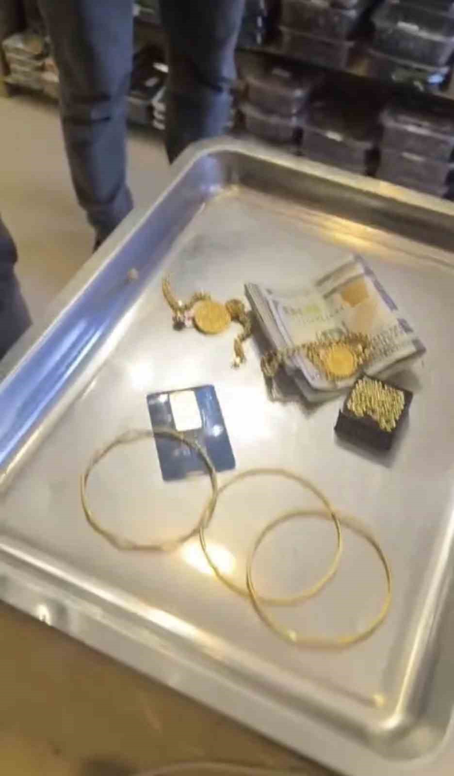 Araklı’da duyarlı davranış: Altın ve para dolu çanta sahibine teslim edildi