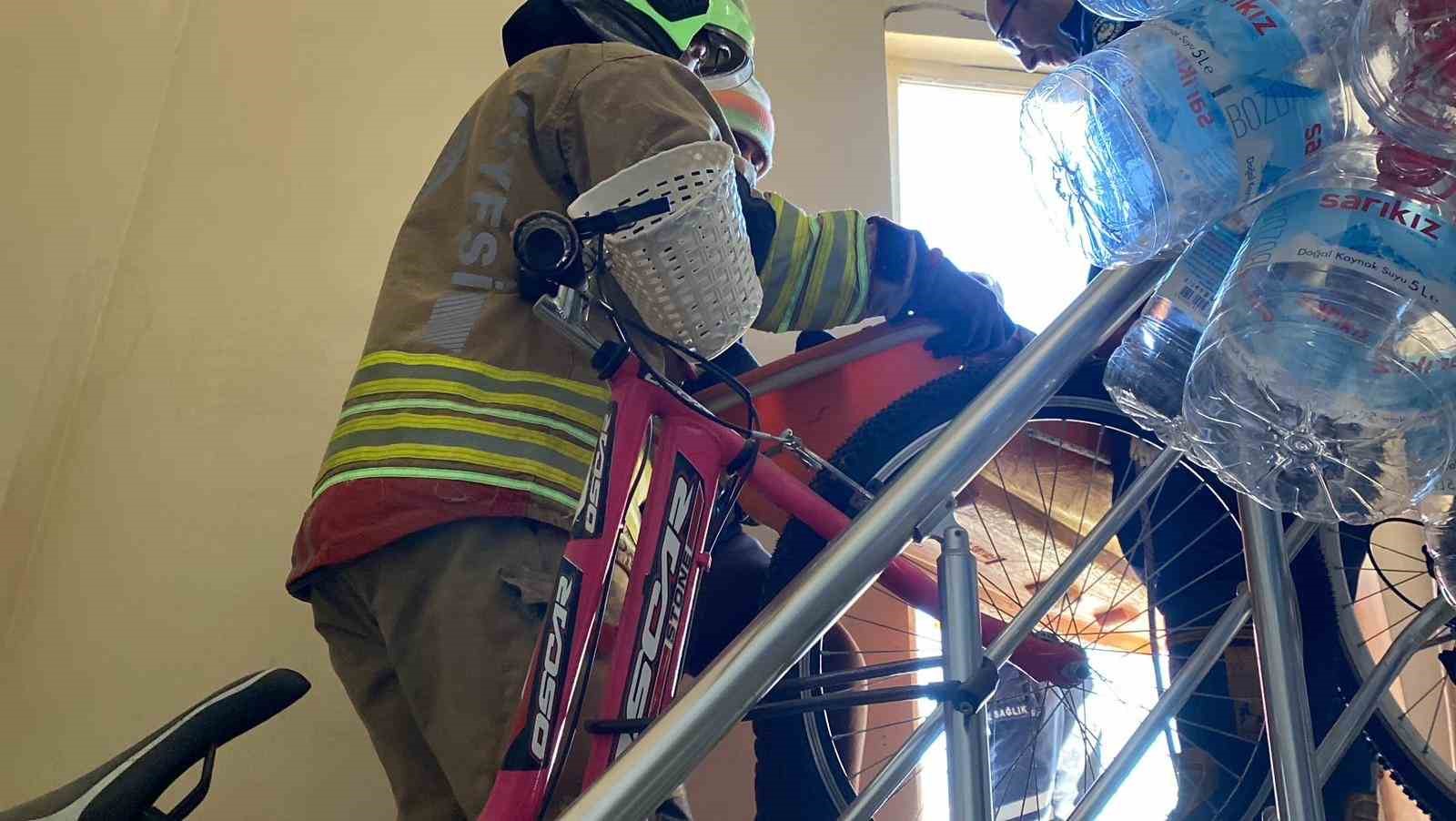 Asans&ouml;r kulesinden d&uuml;şen g&uuml;vercin meraklısı yaralandı
