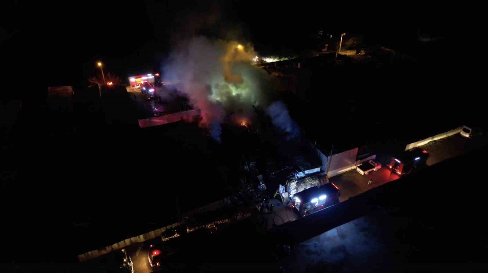 Bursa’da ahşap palet fabrikasındaki yangın kontrol altına alındı