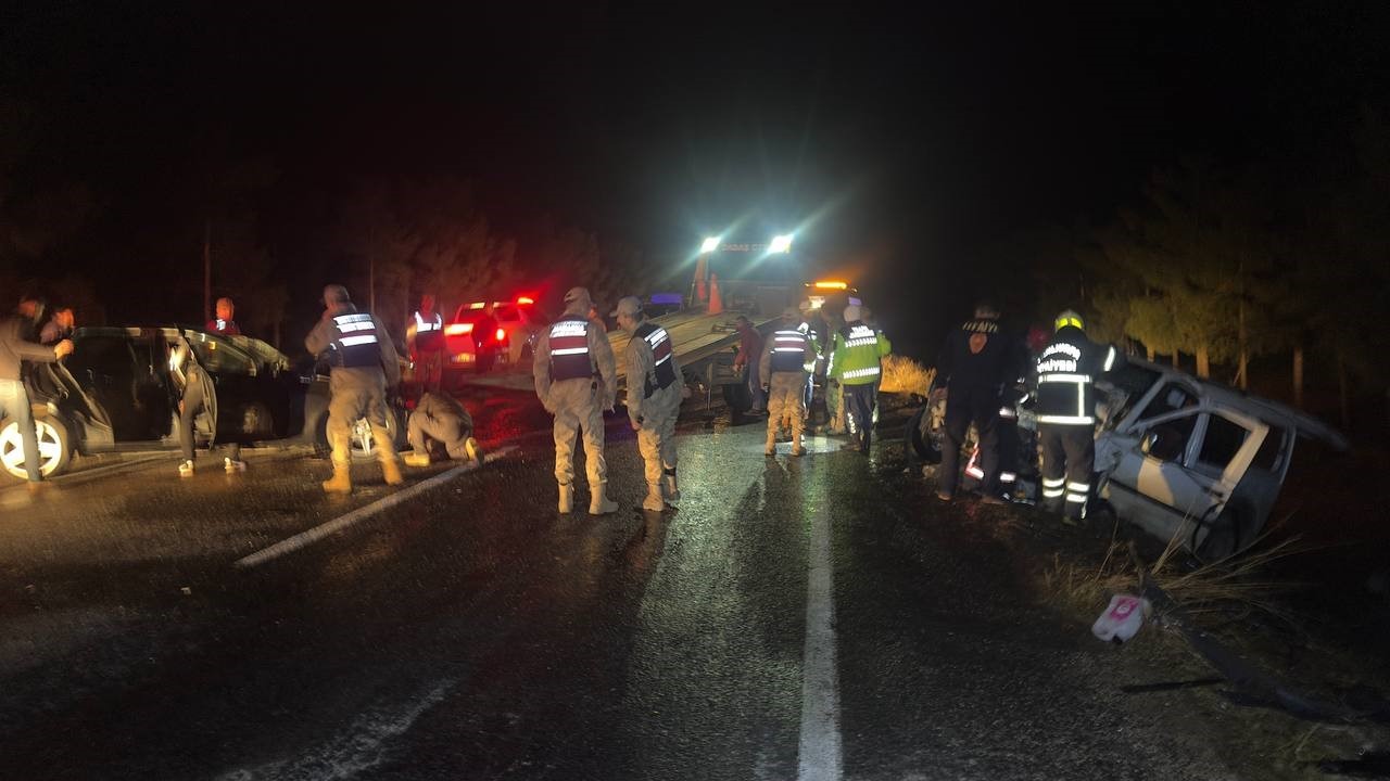 Şanlıurfa&rsquo;da iki ara&ccedil; kafa kafaya &ccedil;arpıştı: 7 yaralı
