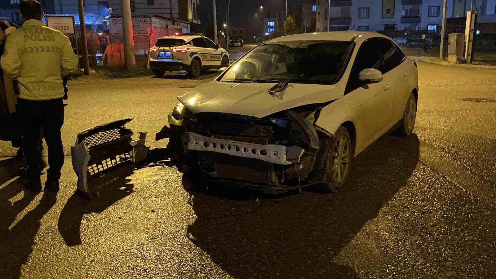 Kaza yapan otomobil savrulup kamyonete &ccedil;arptı: 2 yaralı
