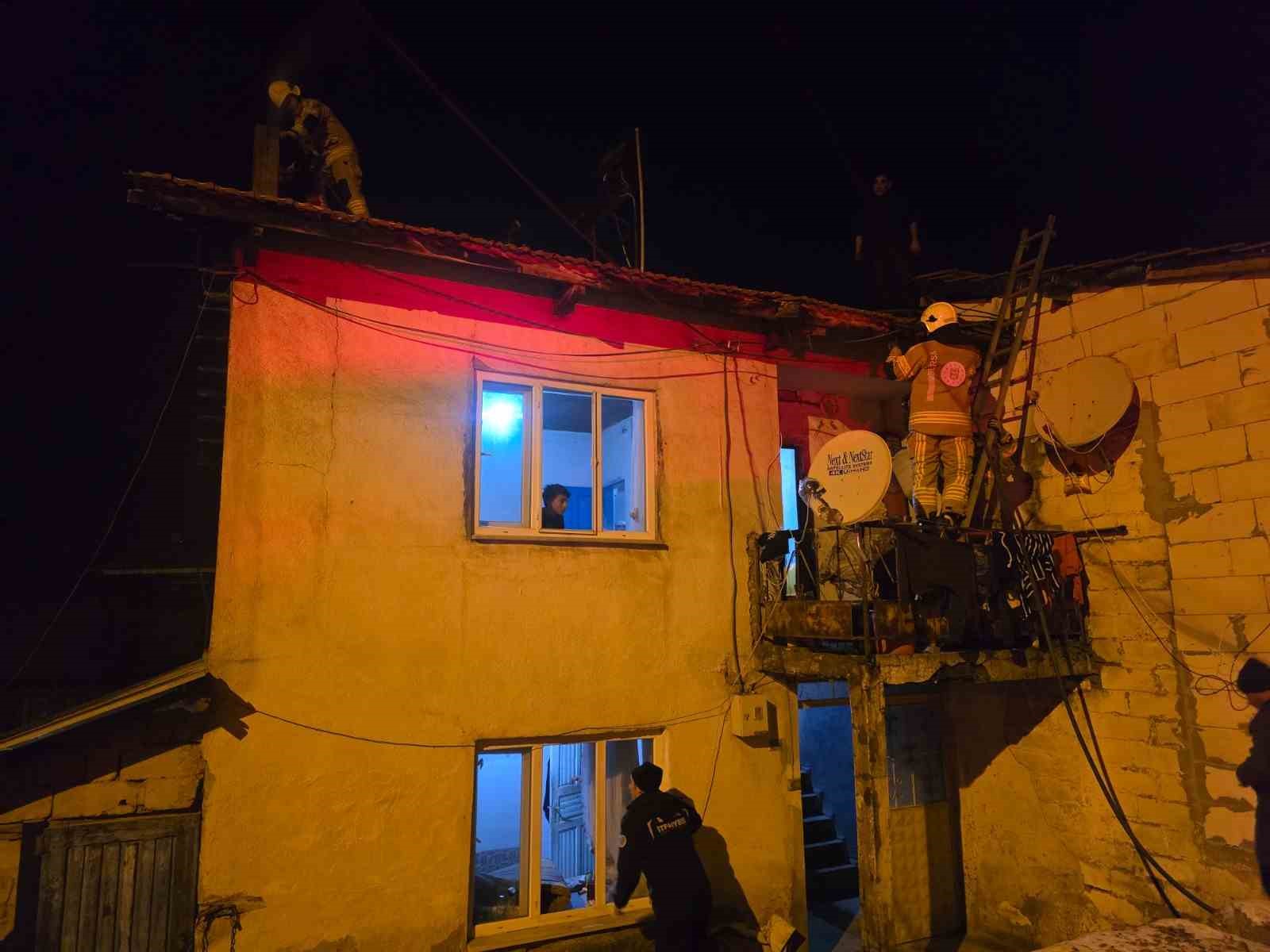 Baca yangını mahalleliyi sokağa d&ouml;kt&uuml;
