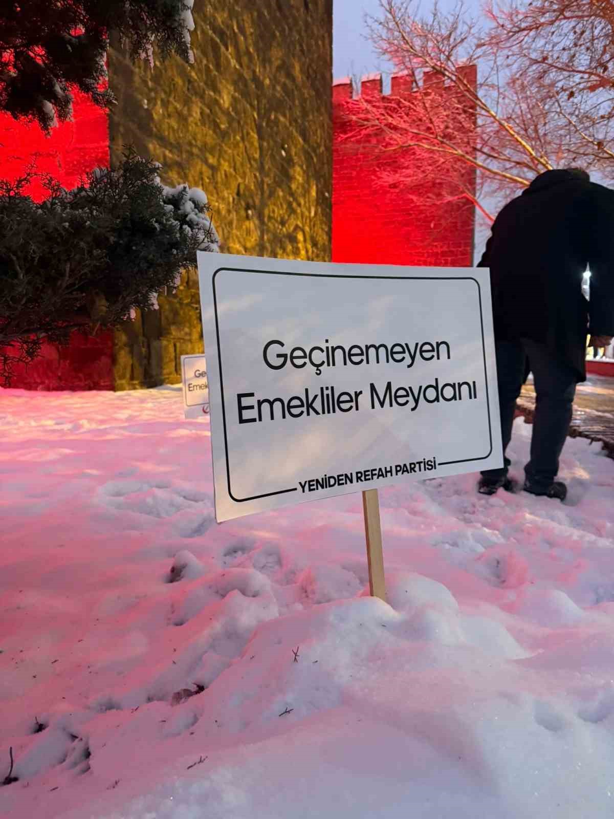 &Ouml;zcan Başkandan Cumhuriyet Meydanı&rsquo;na yeni isim teklifi
